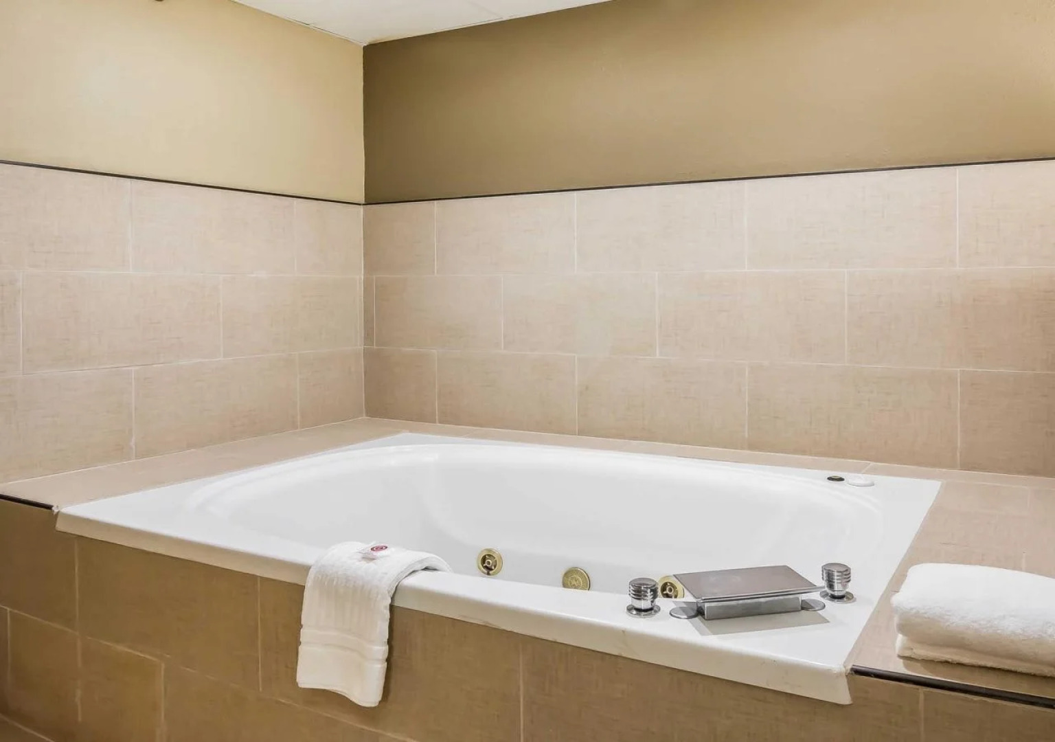 Comfort Inn & Suites Hamilton Place