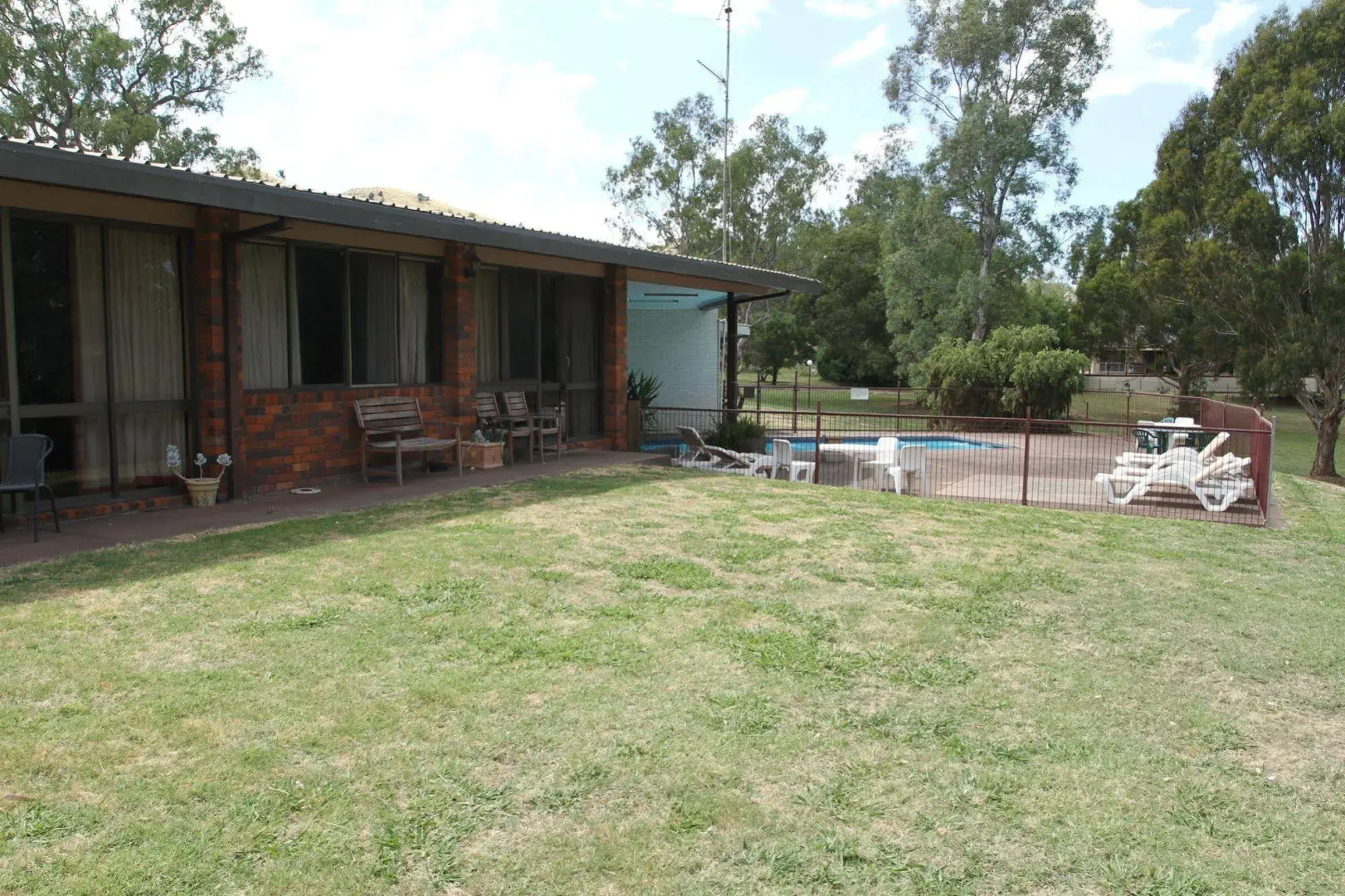 Bonnie Doon Hotel