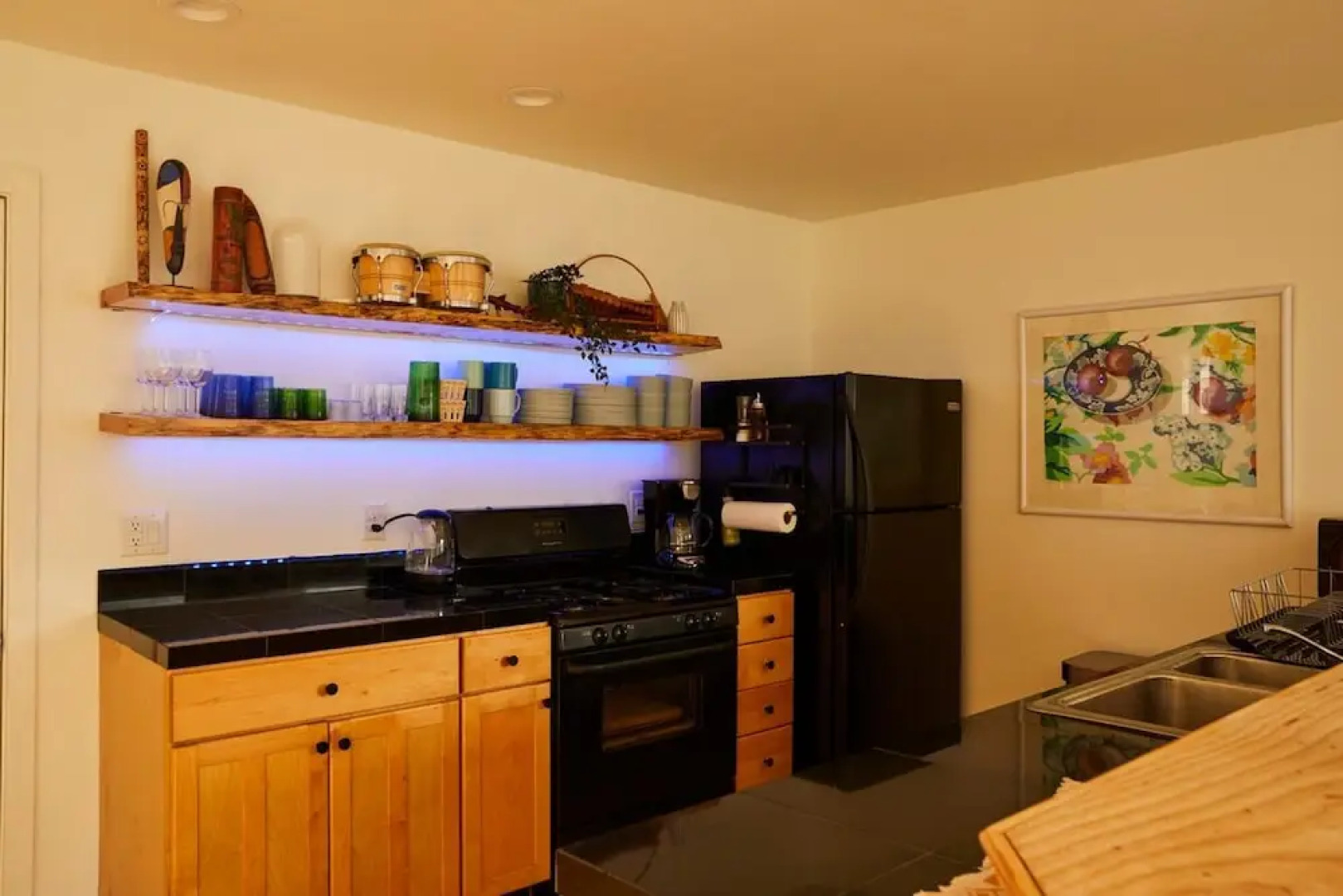 Mountain Retreat w hot tub Near Waterfalls