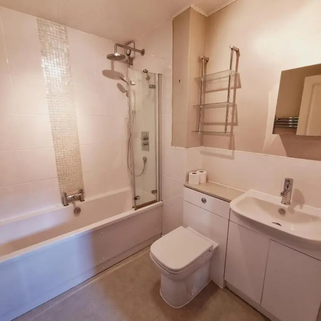 Spacious one bedroom apartment with private garden