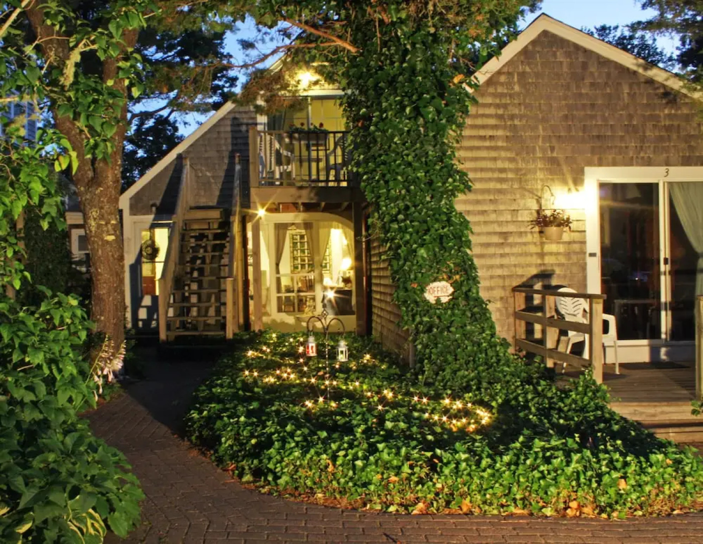 Allen Harbor Breeze Inn & Gardens