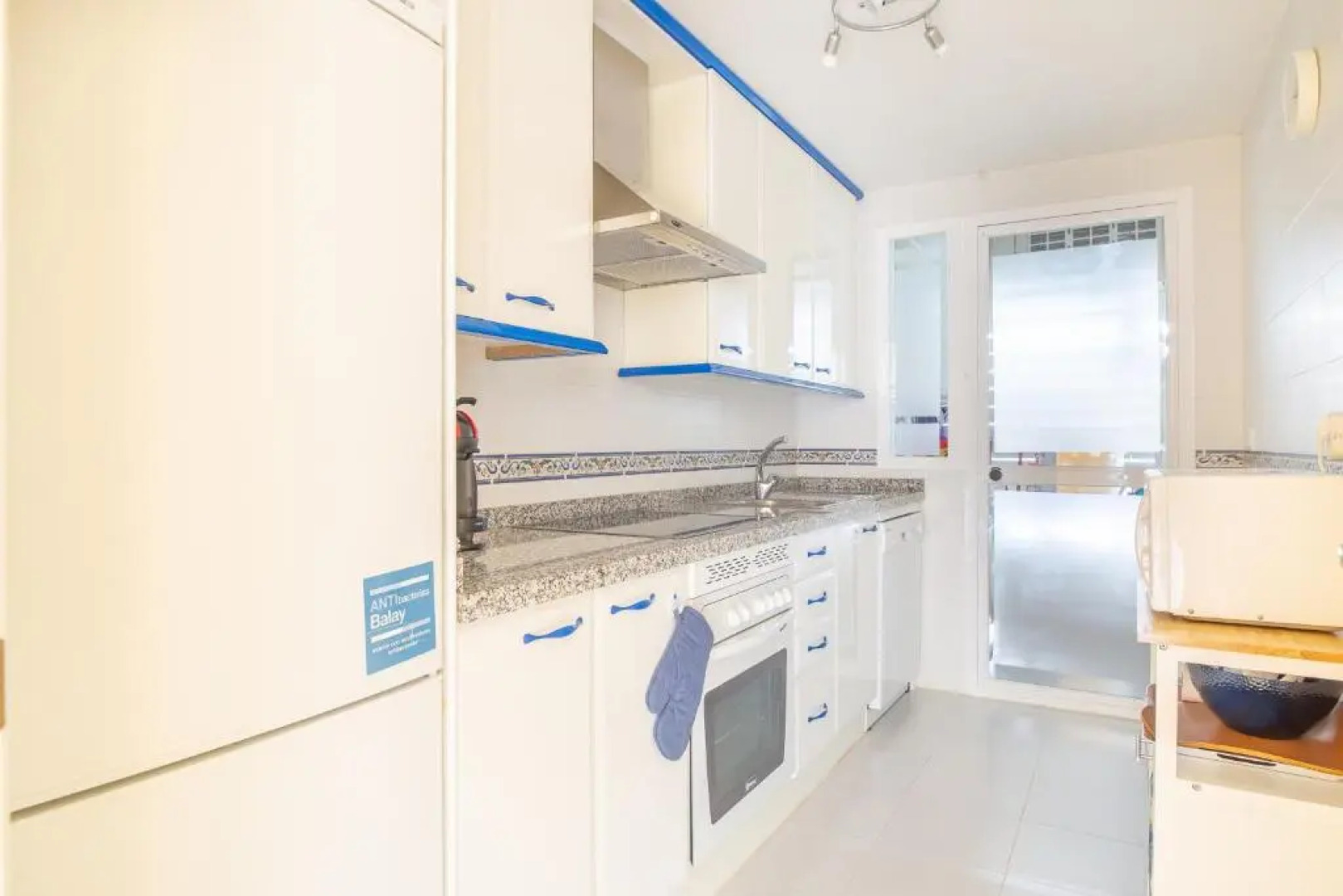 2261-Superb apt on the beach, on Duquesa harbour