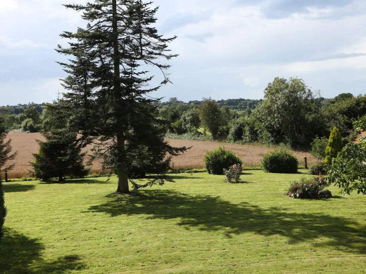 Typical Norman Farmhouse With Free Wifi, a Short Drive From the Coast