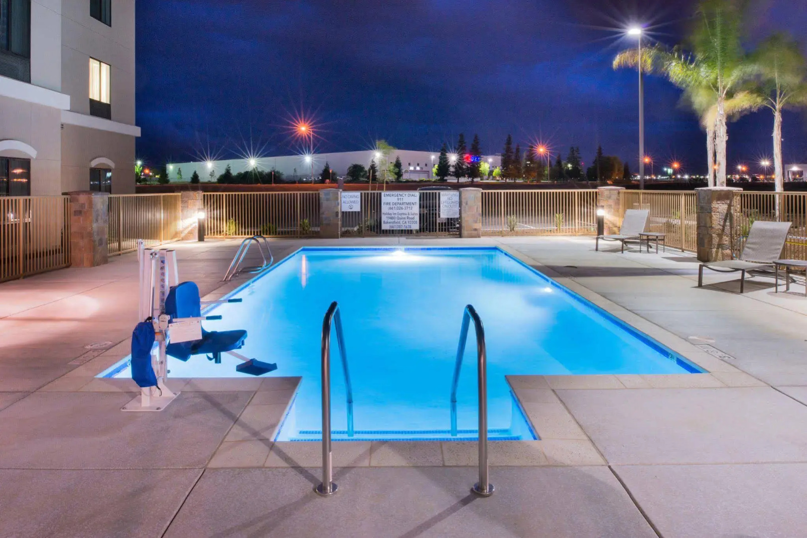 Holiday Inn Express & Suites Bakersfield Airport by IHG