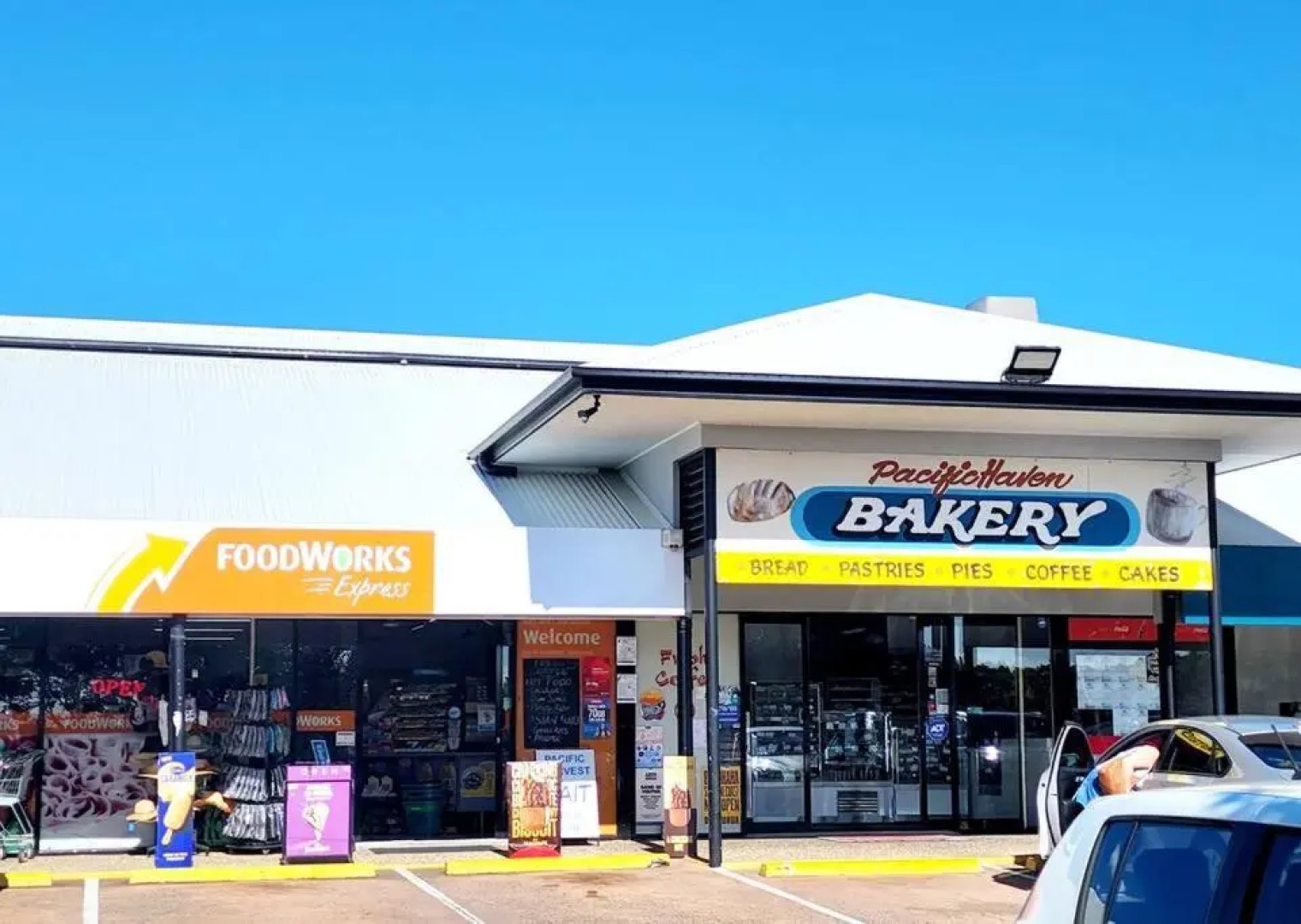 Beachside Tropical Oasis with Pool 4 Bed / 3 Bath