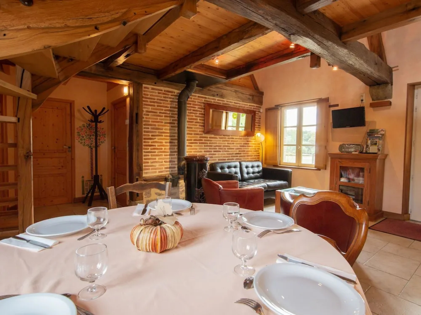 Fine Holiday Home in the Surroundings of Vitry-aux-loges Near Large Swimming Lake