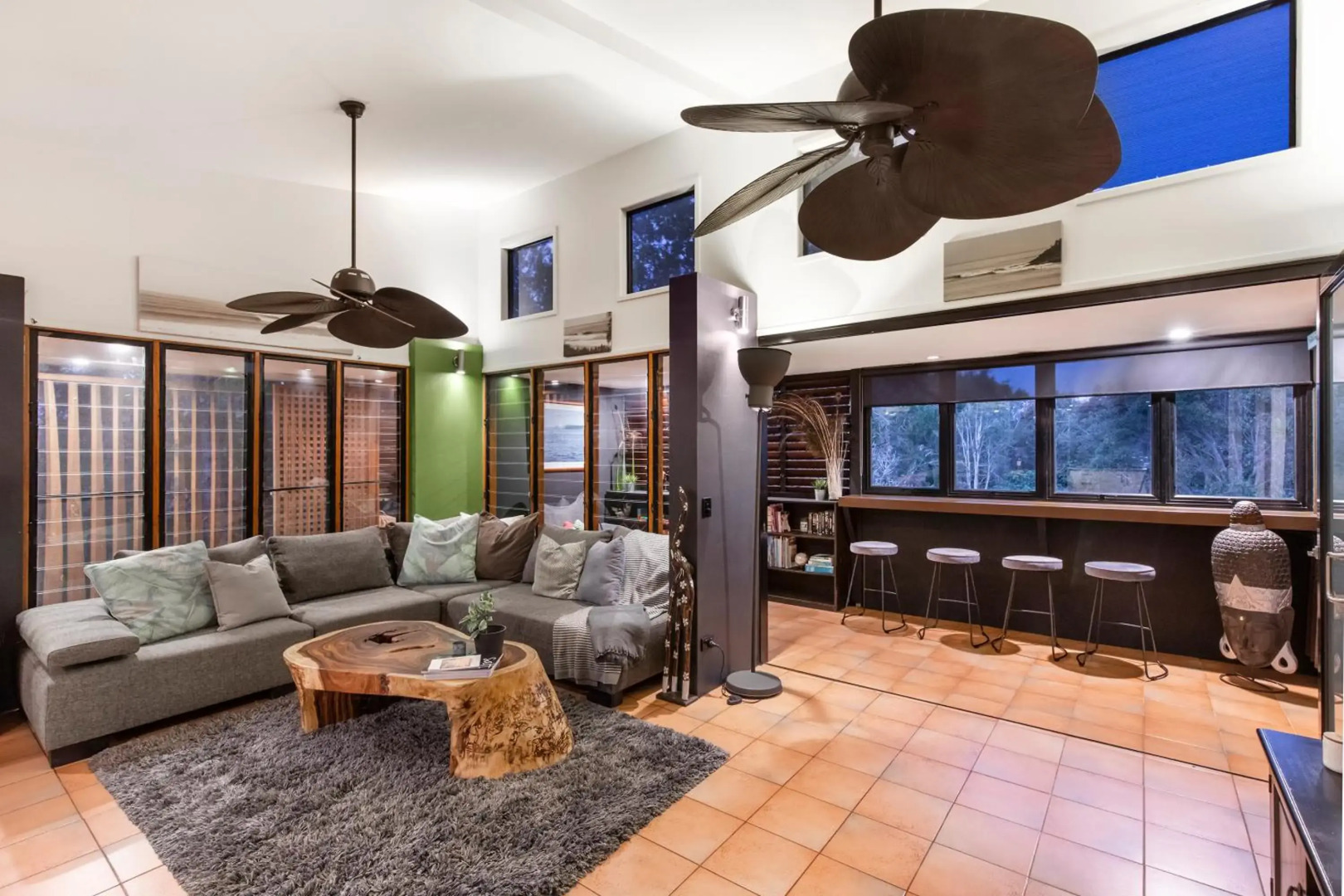 Cool Noosa Home. Central location. A/C. Gym. WIFI. Netflix