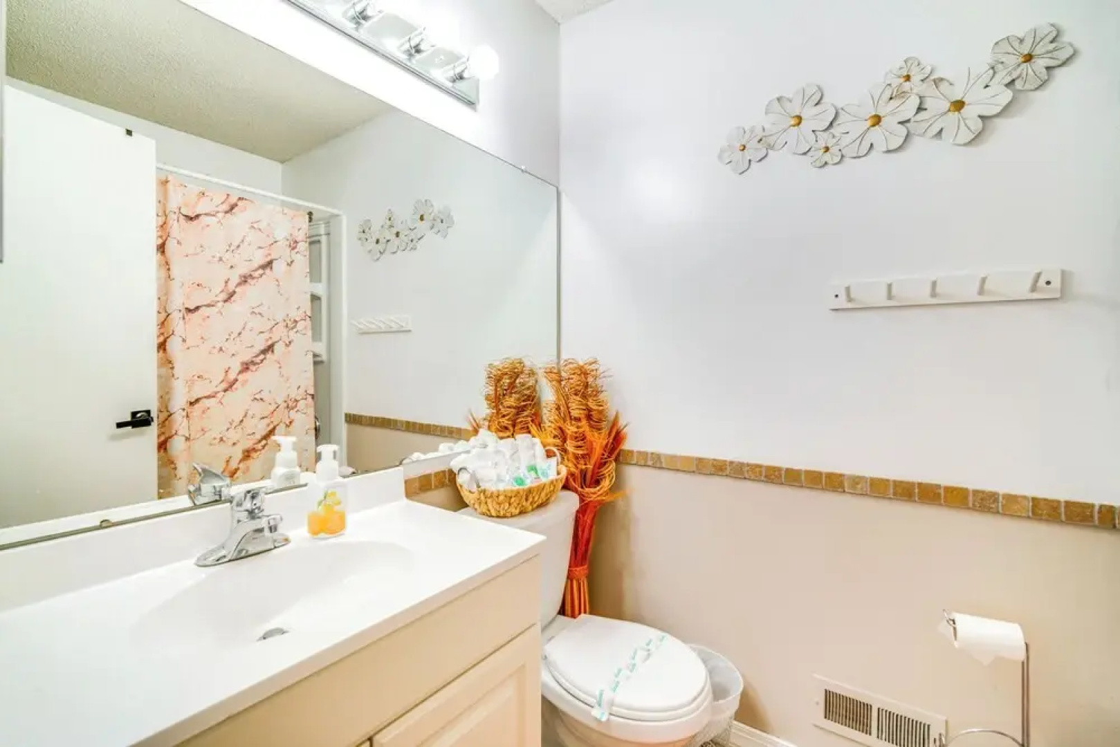 Galloway Townhome w/ Private Deck: Near Casinos!
