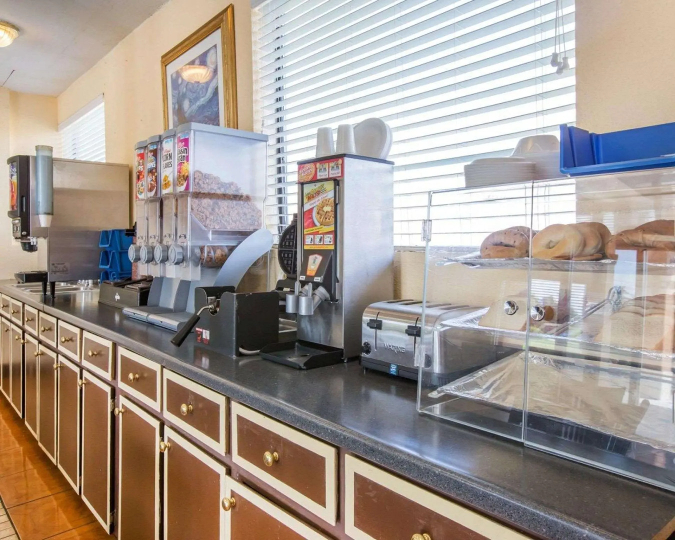 Econo Lodge  Inn & Suites Macon West