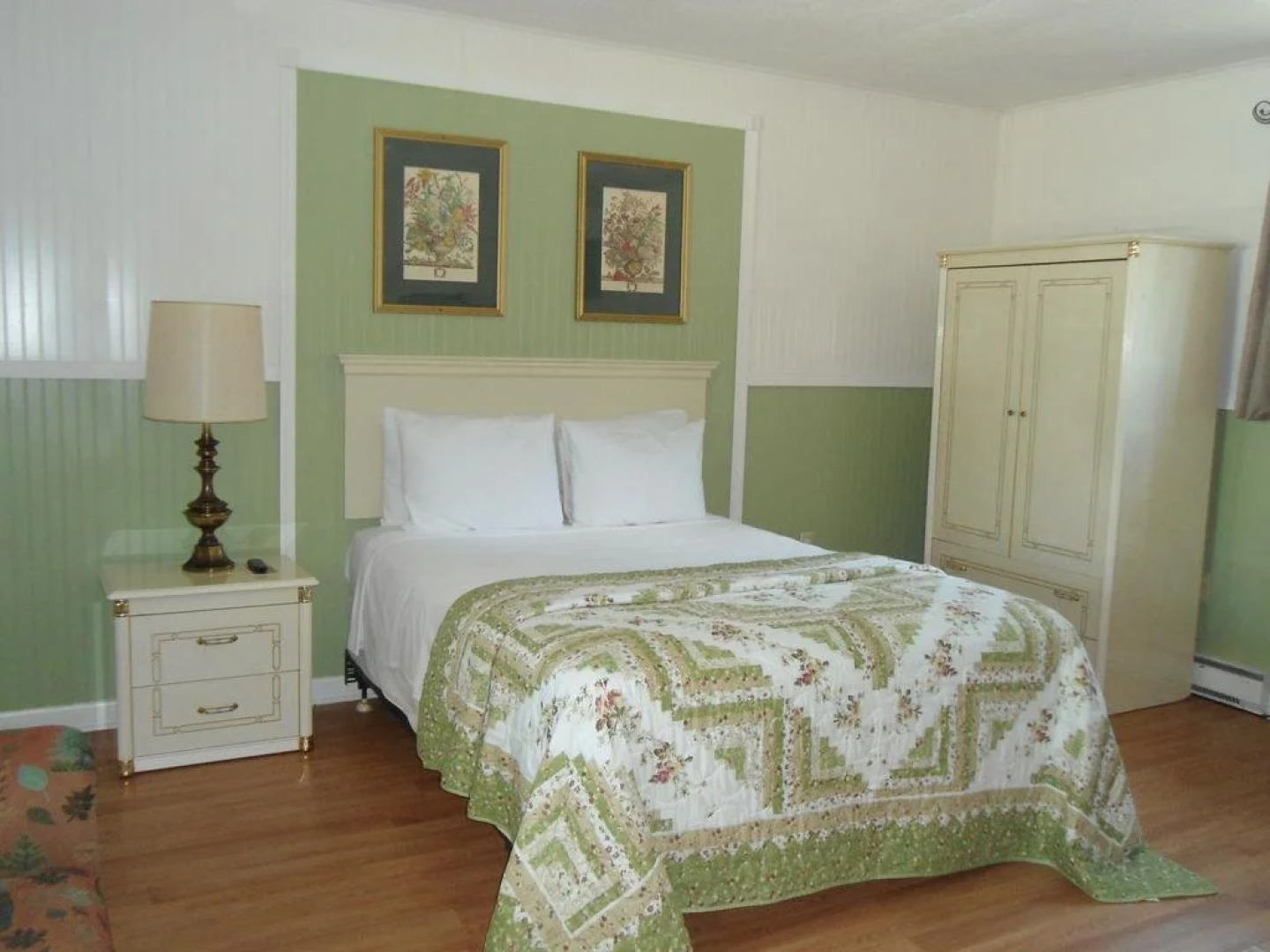 Flower Field Motel & Cottages