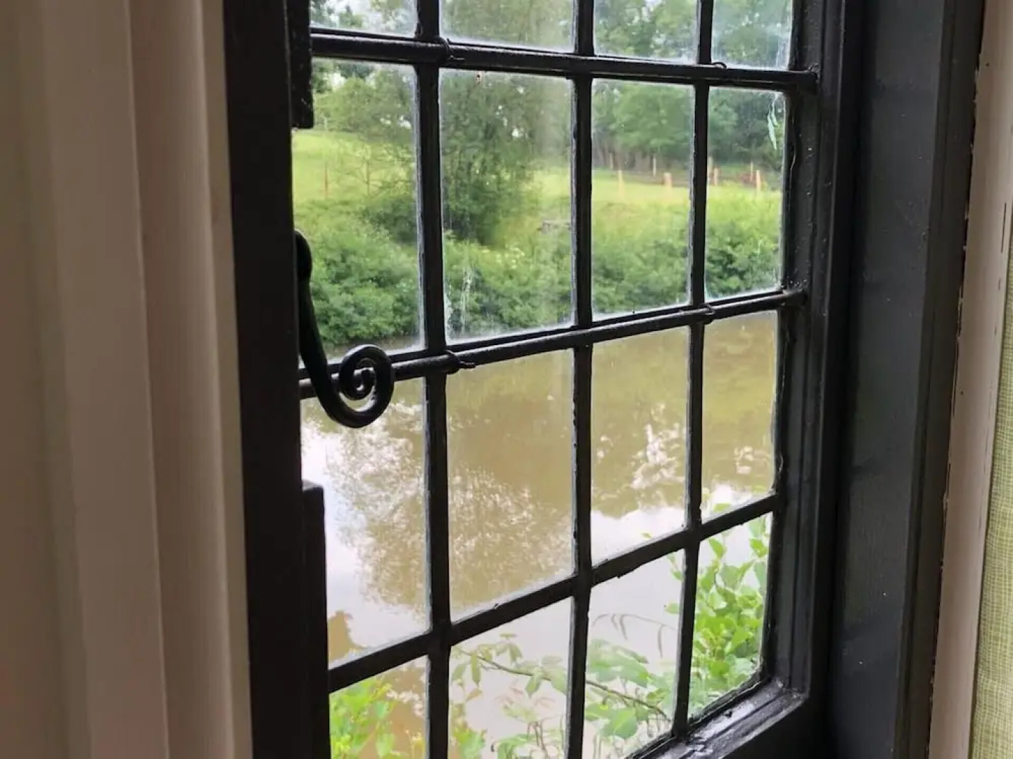Cosy & Secluded Lakeside Fisherman's Hut