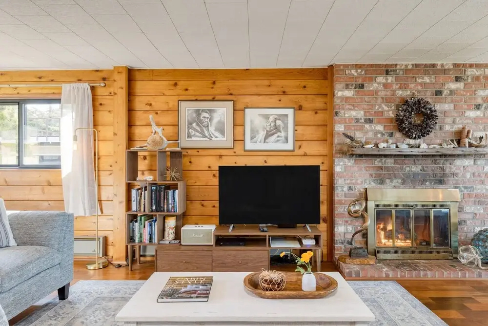 Vintage Beach House by Avantstay Waterfront Home