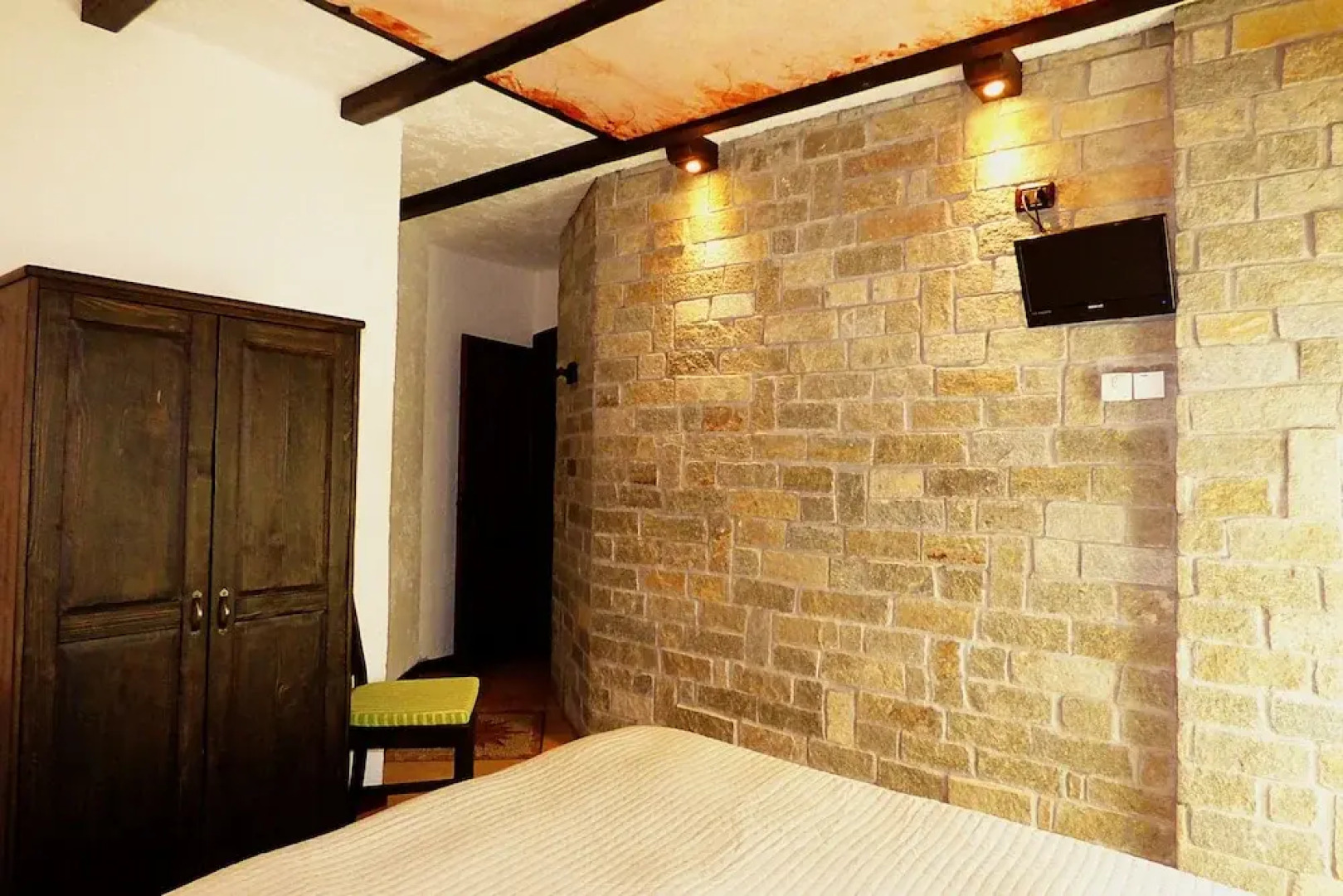 Chalet sul lago Hotel In Montagna