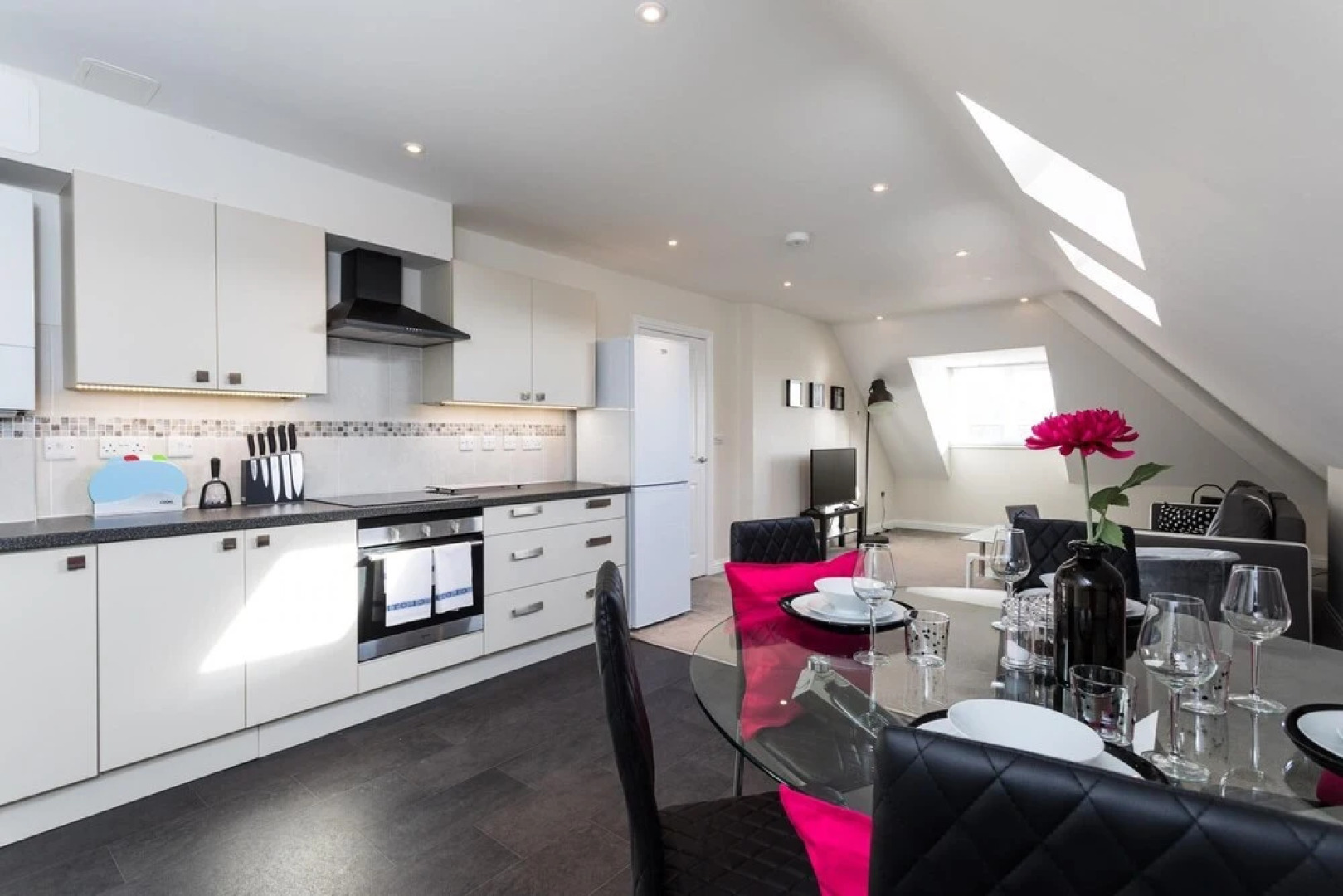 Garland Penthouse- Large 2 bed 2 Bath Self Contained Flat- Close to Shops