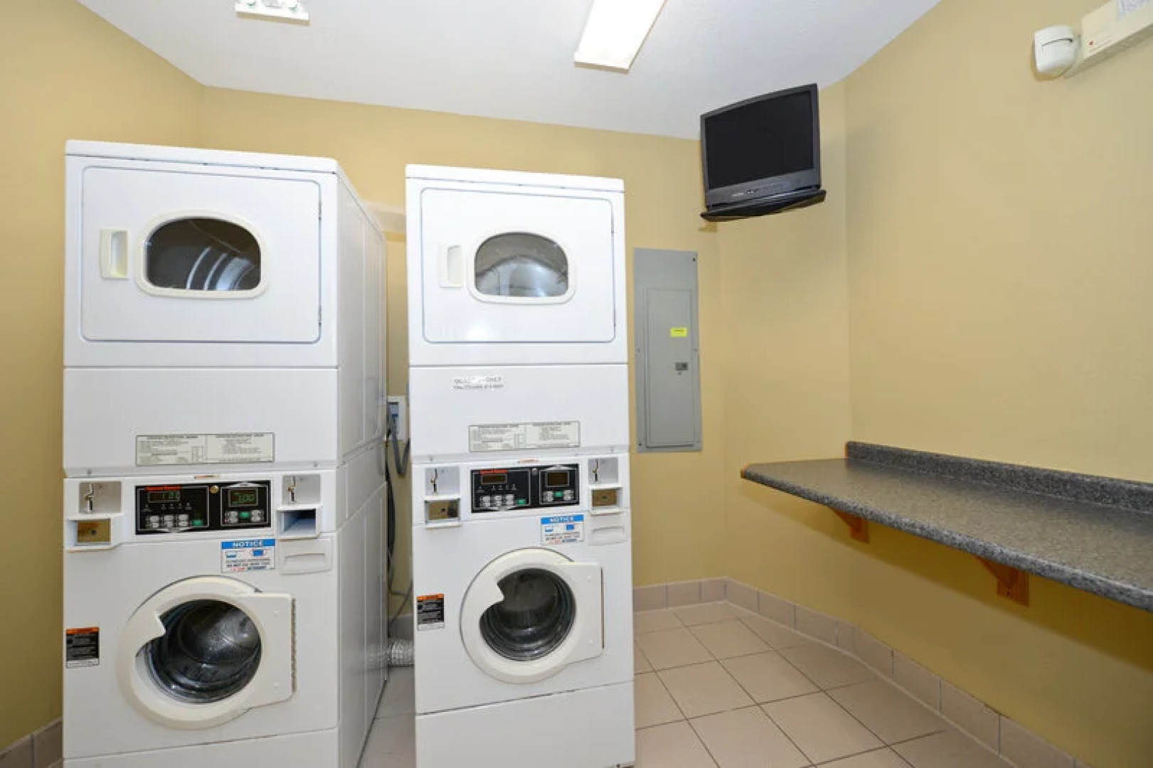 Days Inn & Suites By Wyndham Kalamazoo