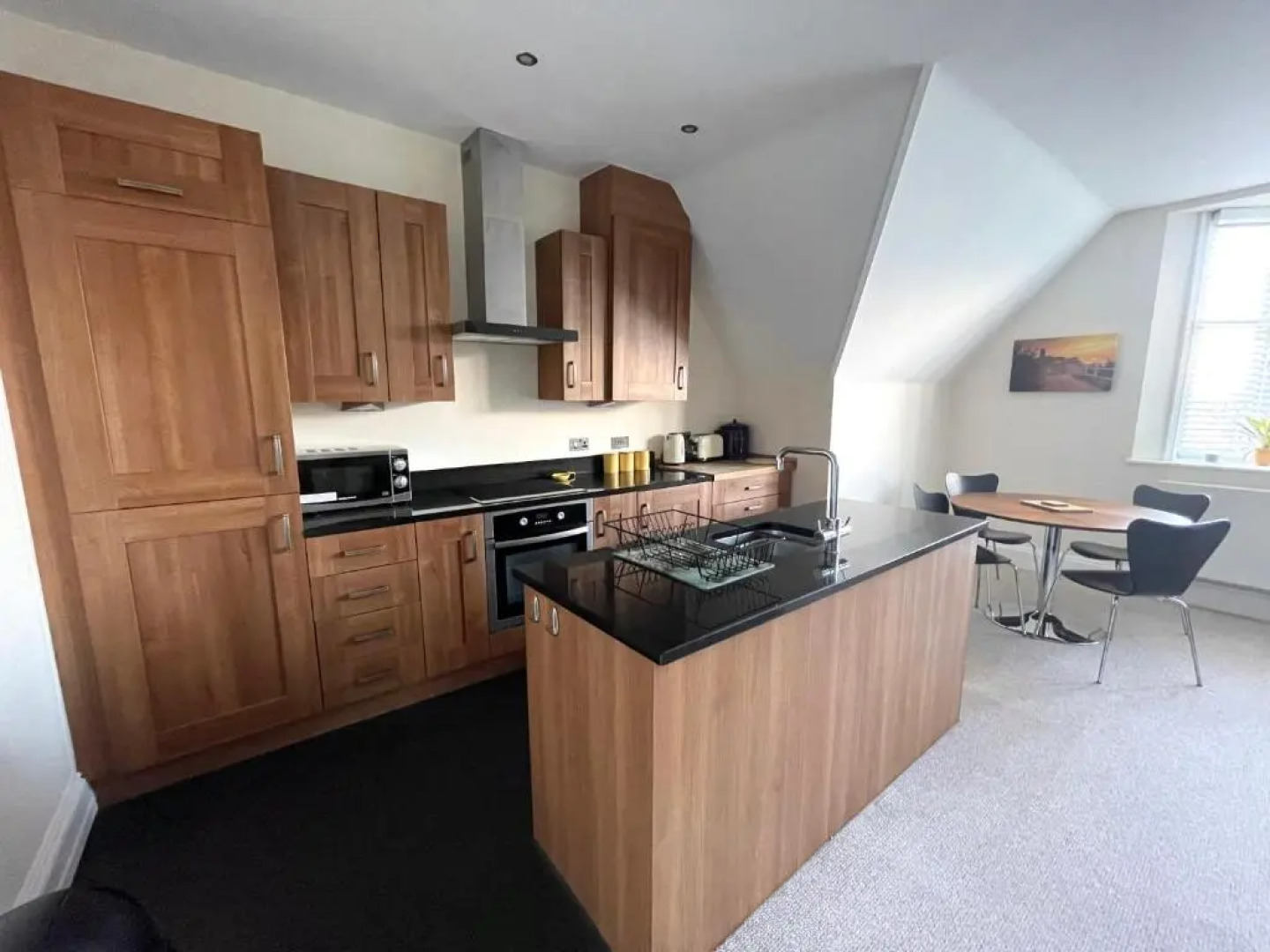 Regal Retreat Modern 2 bed apartment 400m from sea