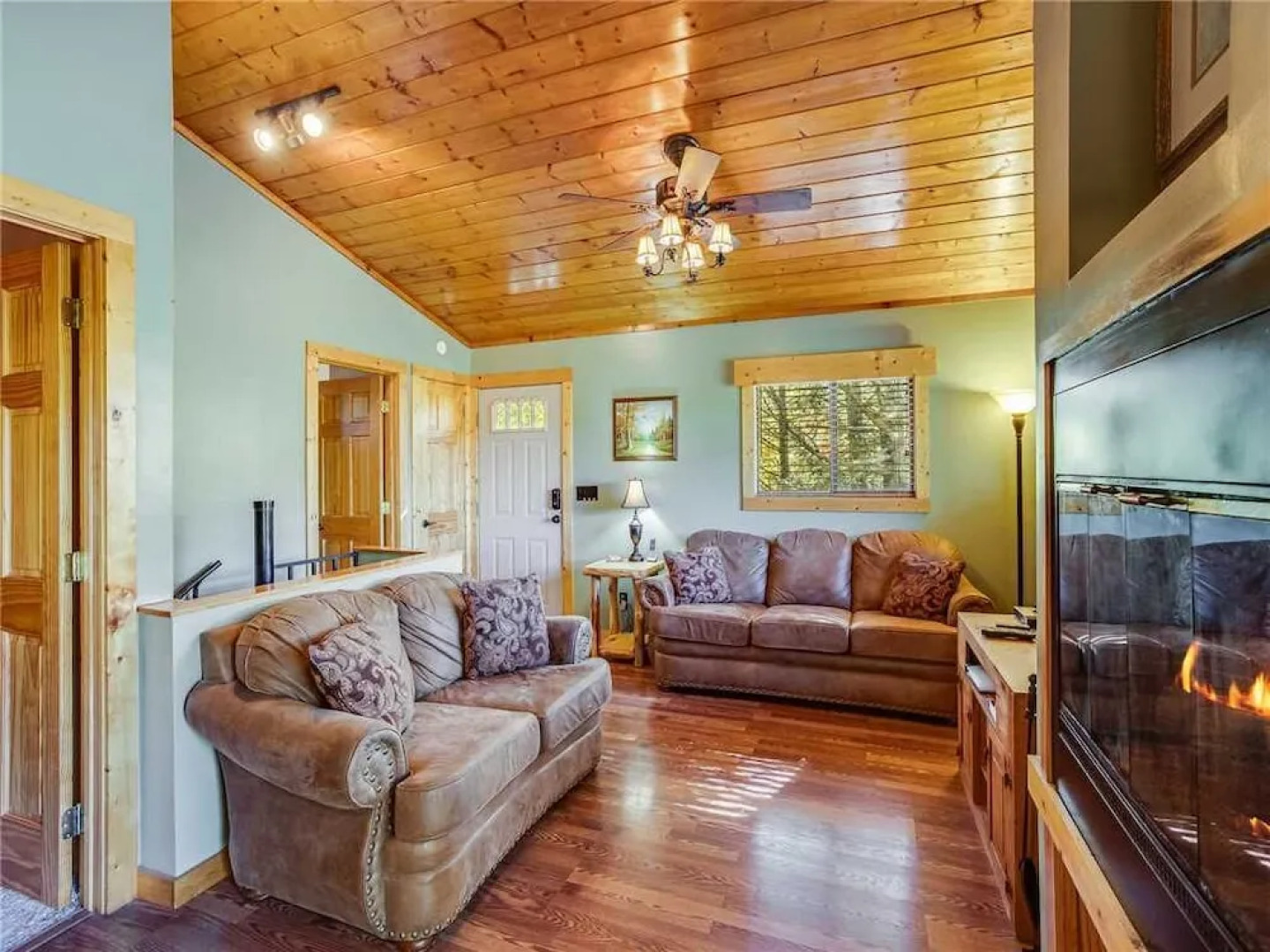 Naughty by Nature 1 Bedroom Home with Hot Tub