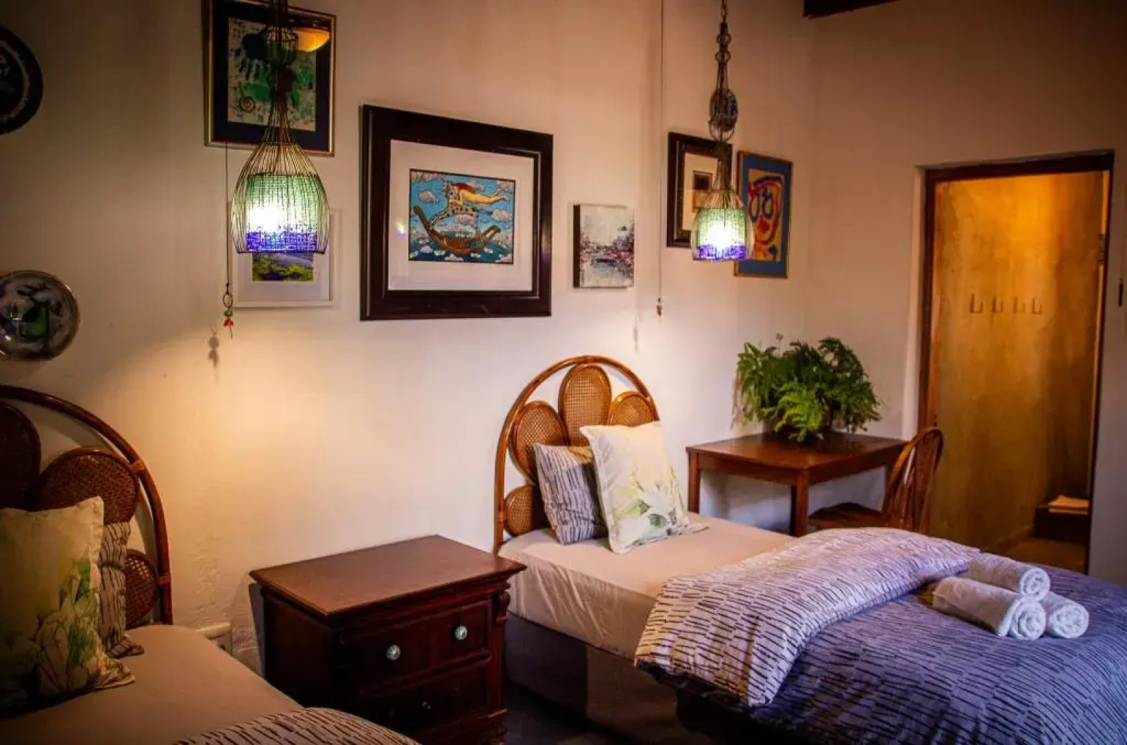 Ebonymoon Guest House and Studio