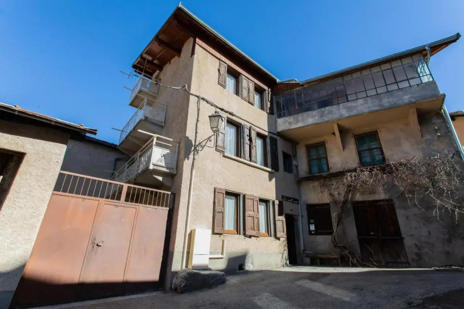 Rez-de-chaussée centre ville d'Embrun 3 étoiles