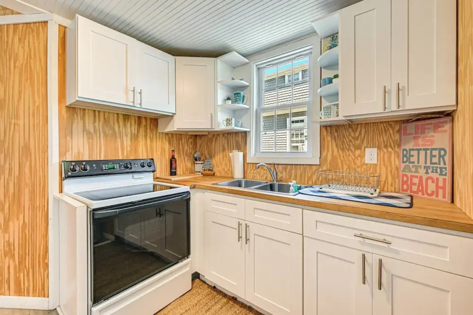 Inviting Beachfront Apartment in Hawk's Nest Beach