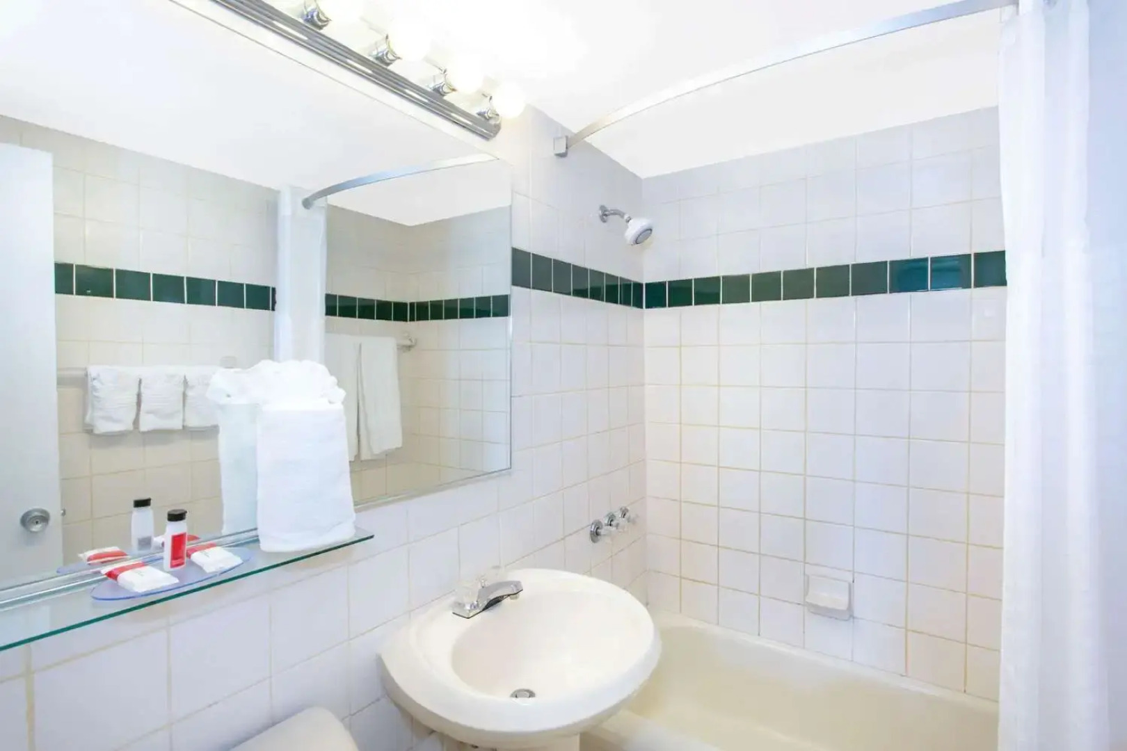 Days Hotel - Thunderbird Beach Resort