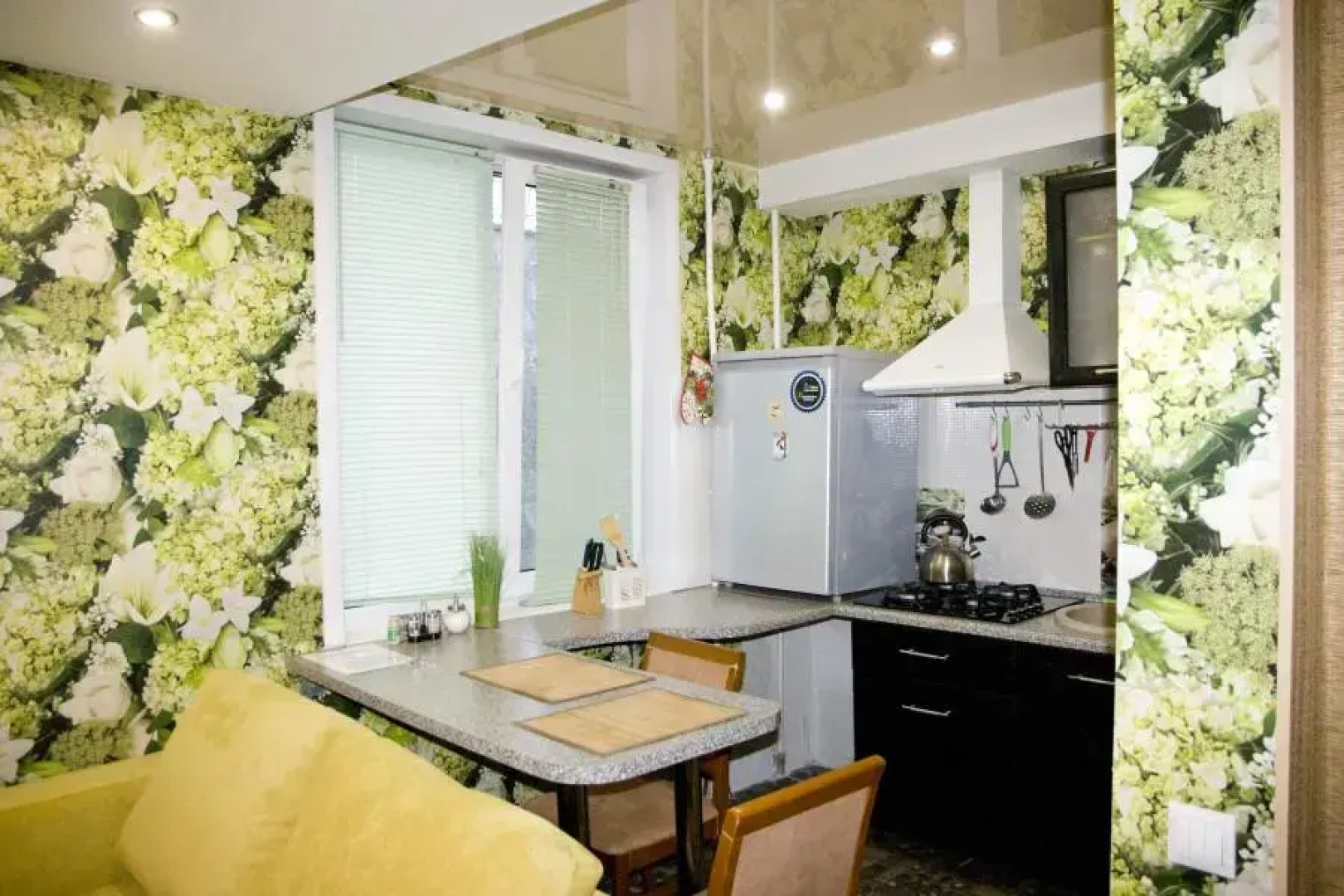 Барбарис на улице Парижской Коммуны 42