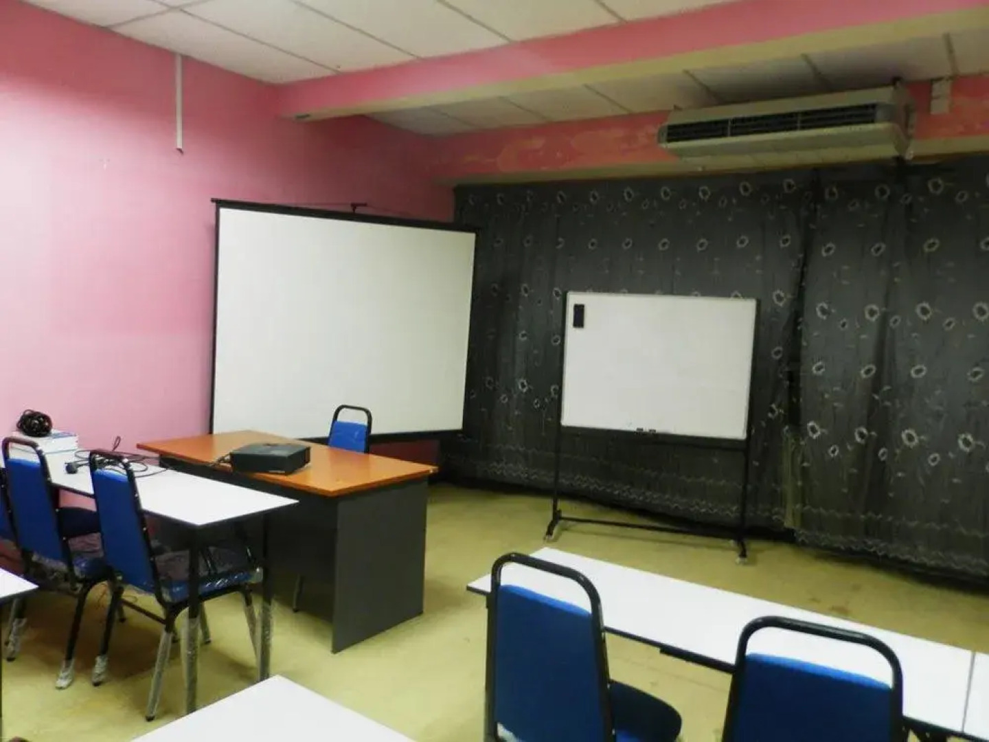 OYO 43962 Ezzy In Hotel