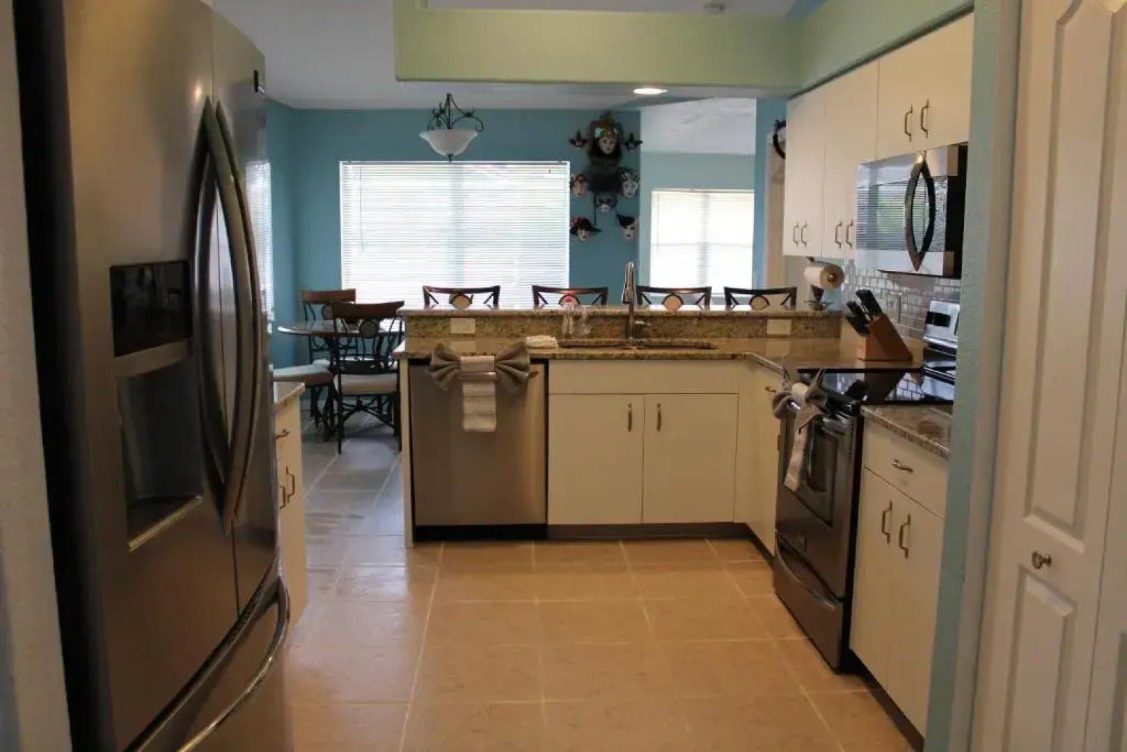 Spacious and private pool house, 15 min to beach