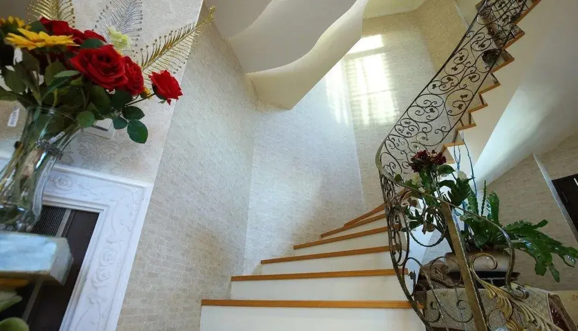 Textile Girl Romantic Homestay