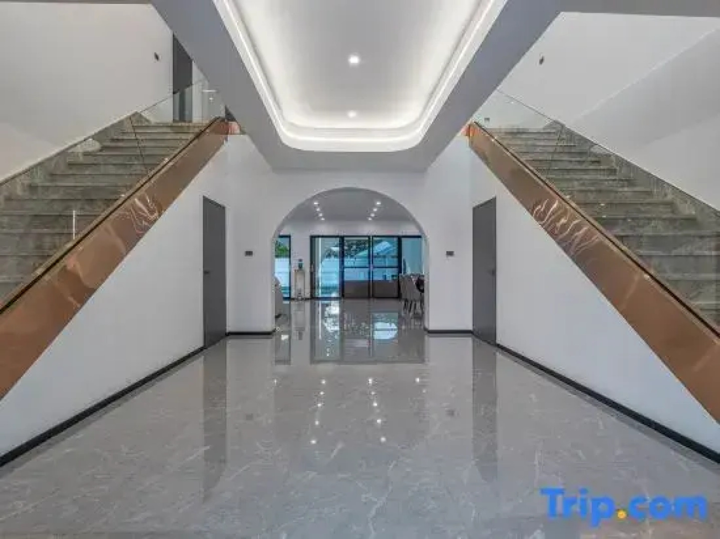 Pattaya Grand Villa 6 Bedroom 8 Bath (Private Pool, KTV, Sauna, Fitness Area)