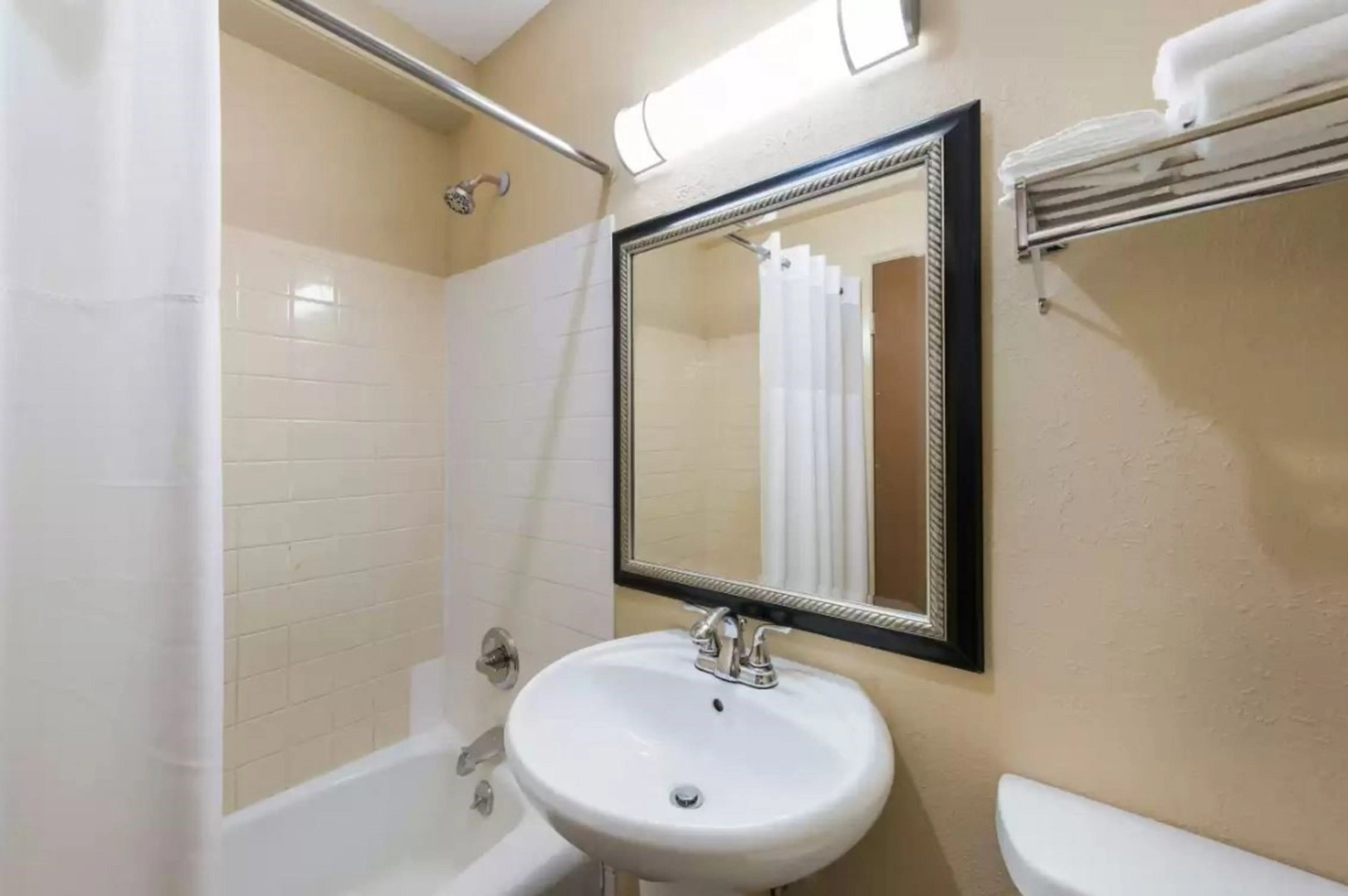 Econo Lodge Inn & Suites Mason City - Clear Lake