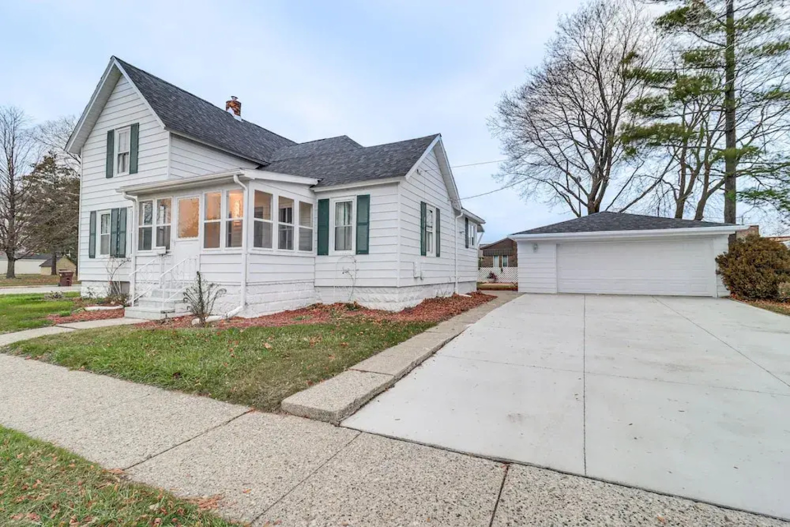 Michigan Retreat w/ Screened-in Porch, Near Lakes!