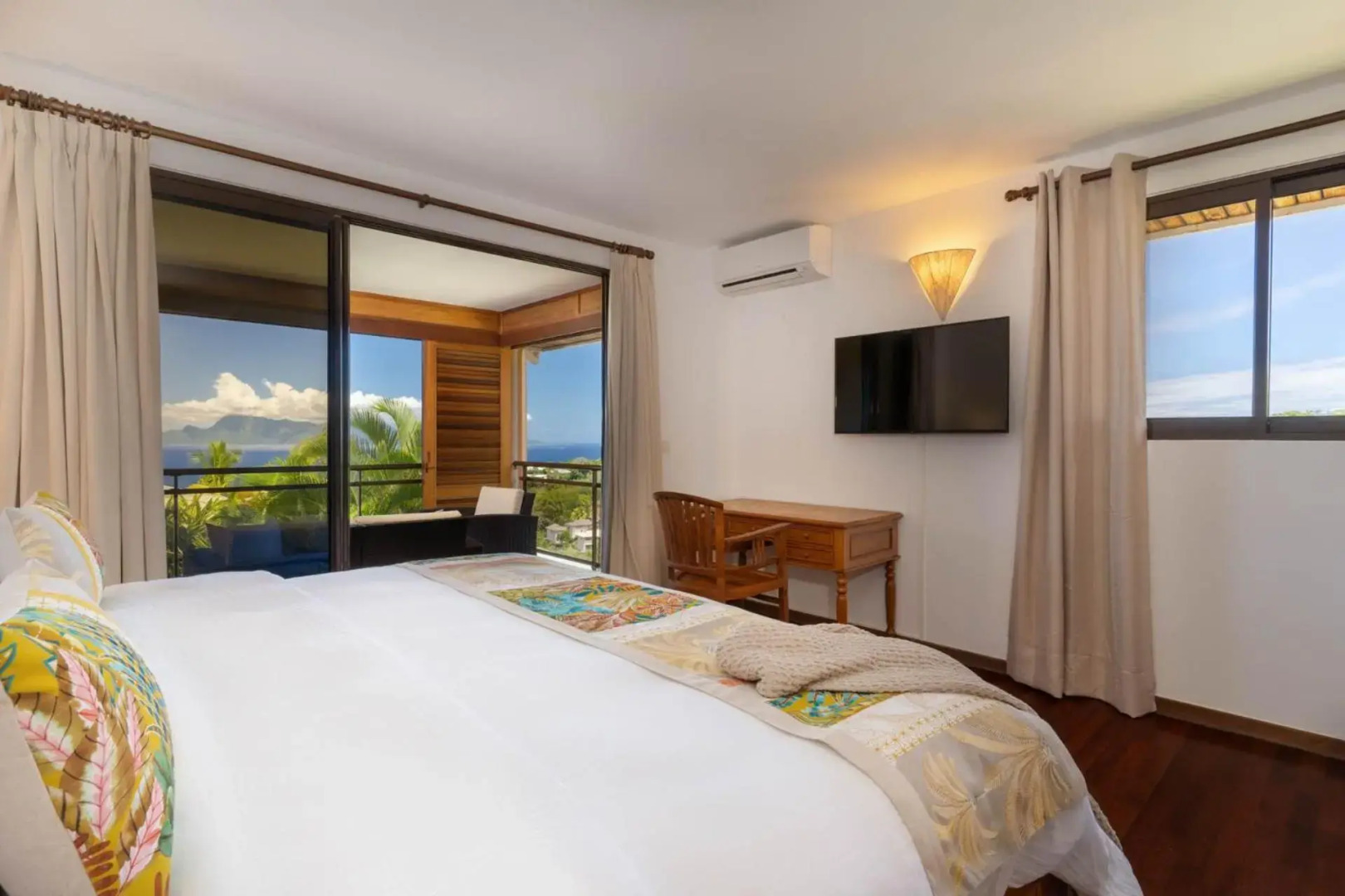 Magnificent 5 Br Villa with pool: amazing views