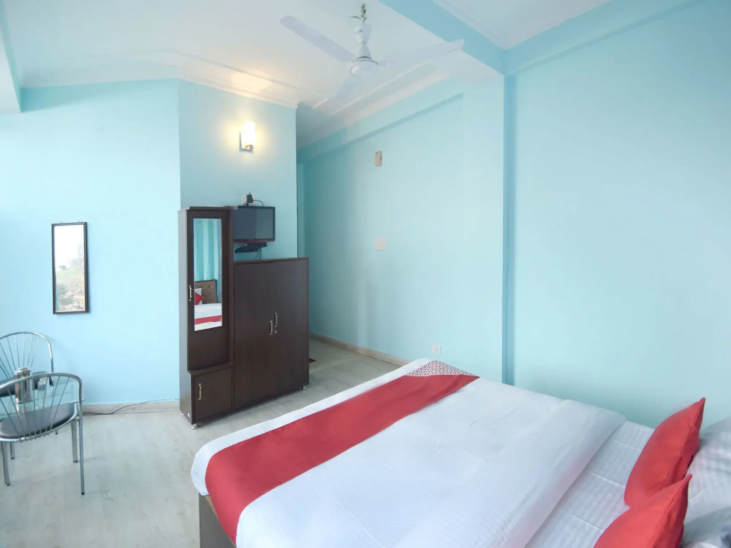 OYO 12079 Hotel Manu Vinod