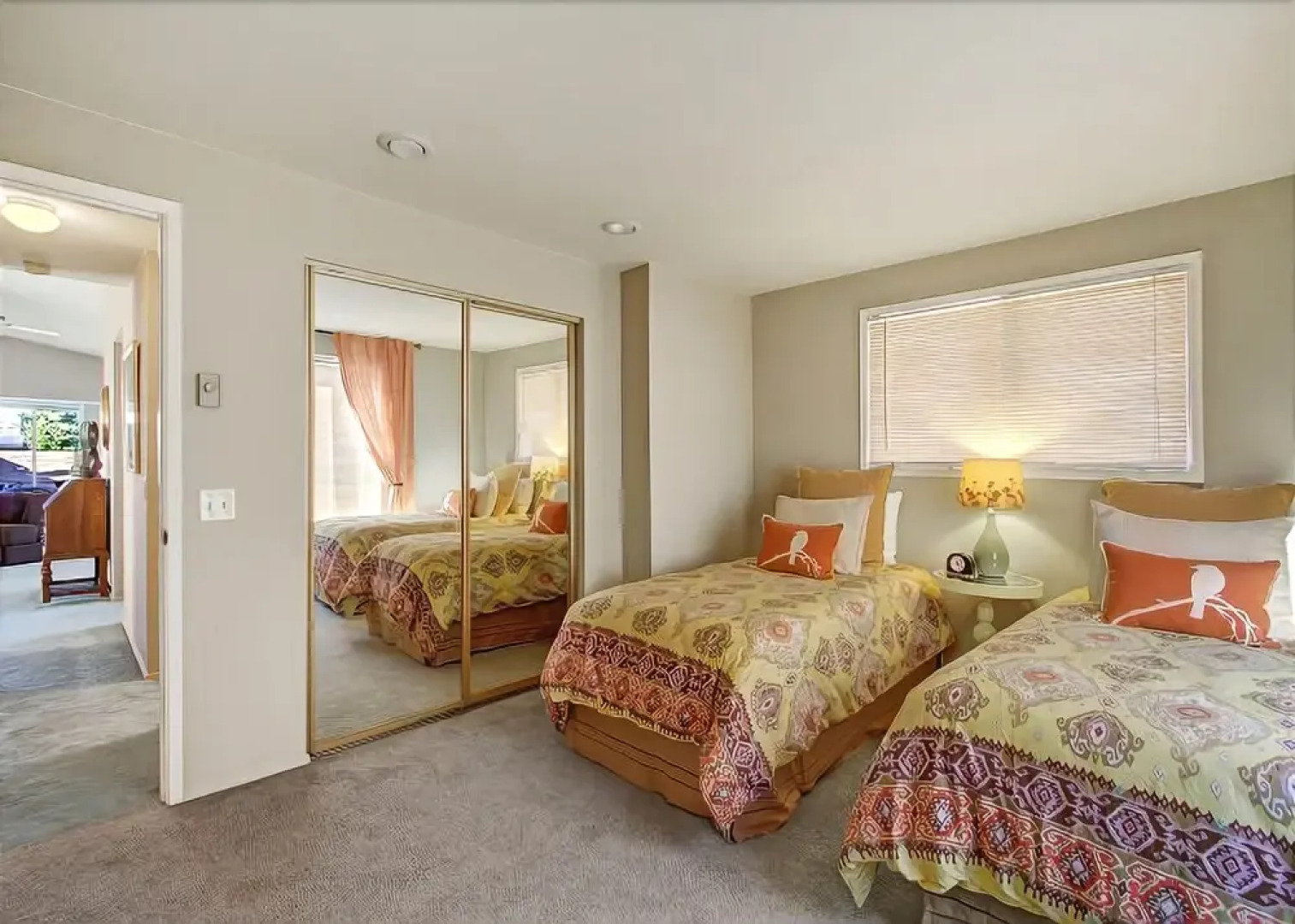 Phinney Suites Retreat - Two Bedroom Townhome with Fireplace