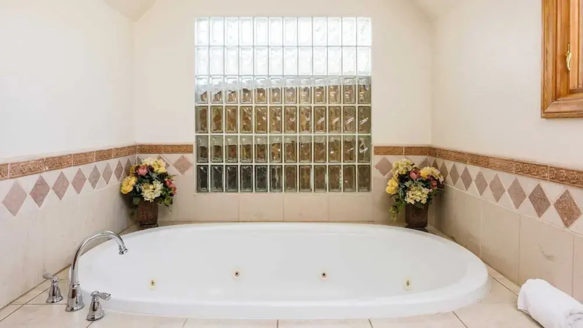 Resort-style Estate w/ Pool, Game Room & Valley Views Near Wineries The Tennis Ranch by Avantstay