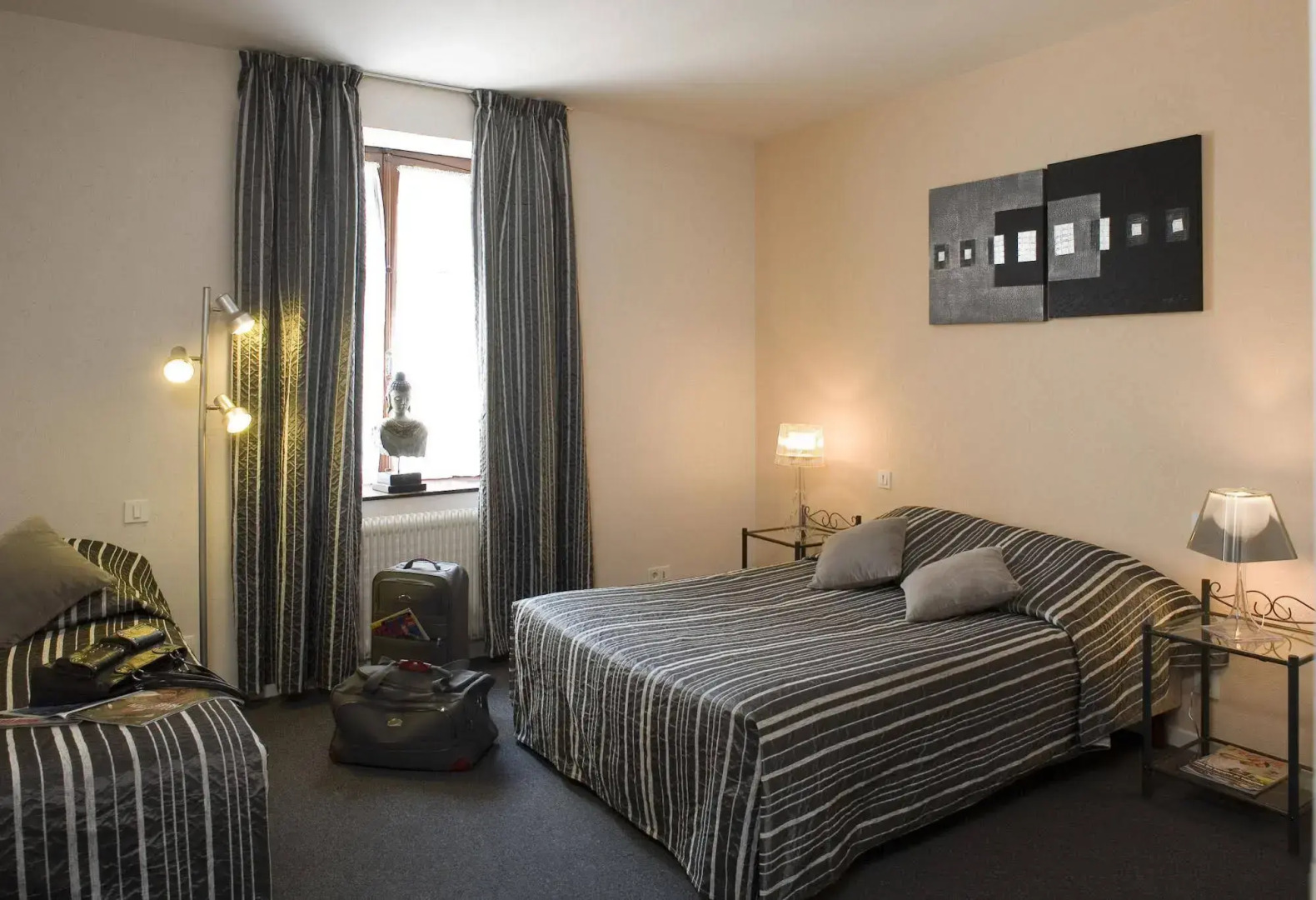 Logis Hôtel Tante Yvonne & son Restaurant semi-gastronomique Lyon Nord