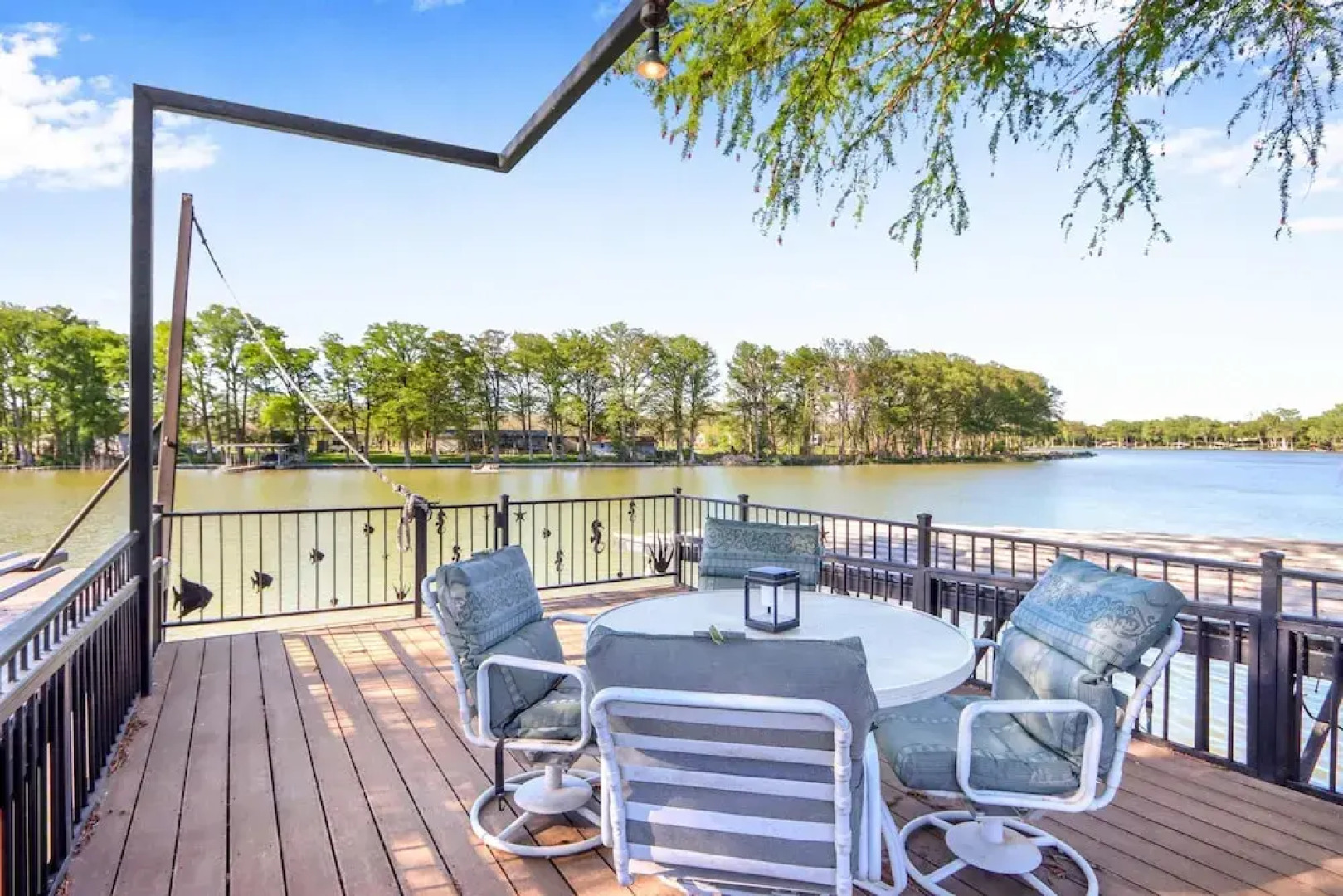 Amazing Lakefront Escape - A Stunner For Sleeps 14