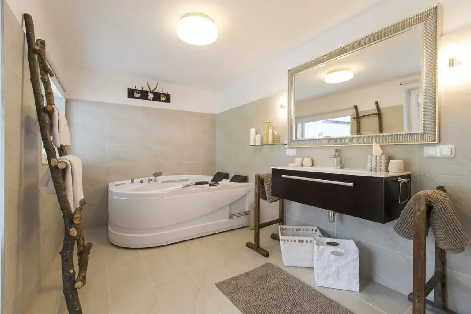 Holidaysun, Chalet Foresthouse, Detached Villa, 1000 qm garden, mountainview, whirlpool, BBQ&bikes&sunbeds for free