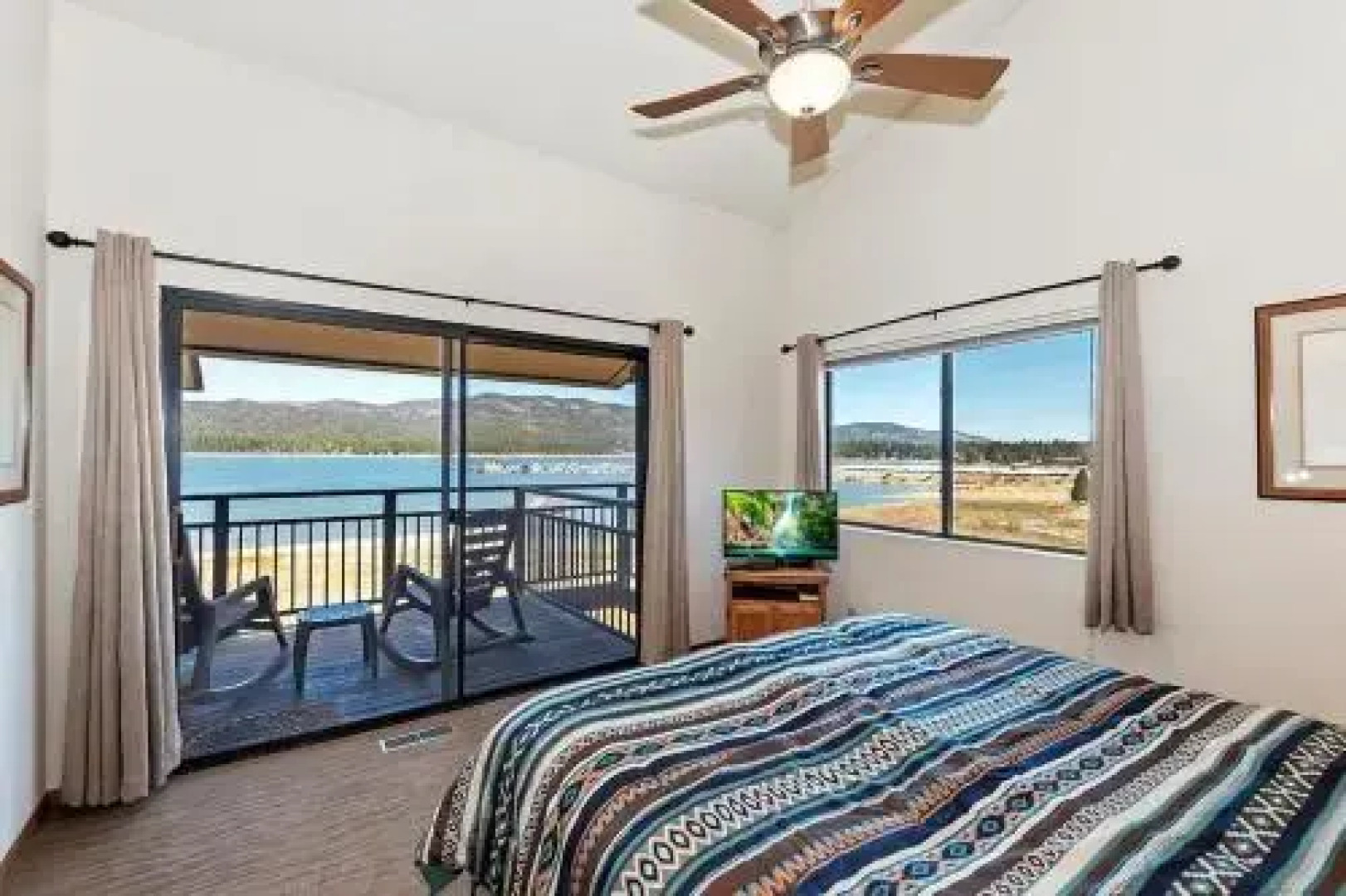 055 Lakefront Ski Getaway Cabin