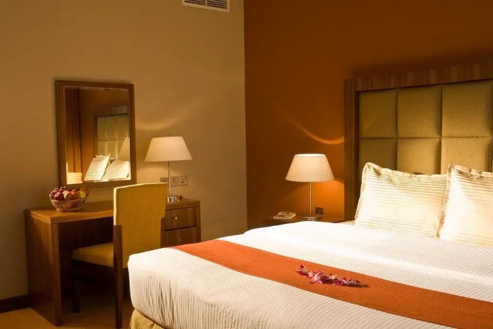 Отель City Seasons Al Hamra Hotel