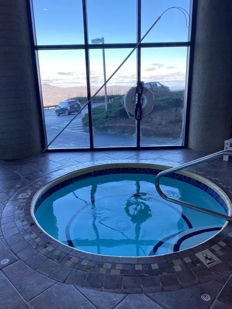 Romantic Getaway 2 Bedroom Condo by Redawning