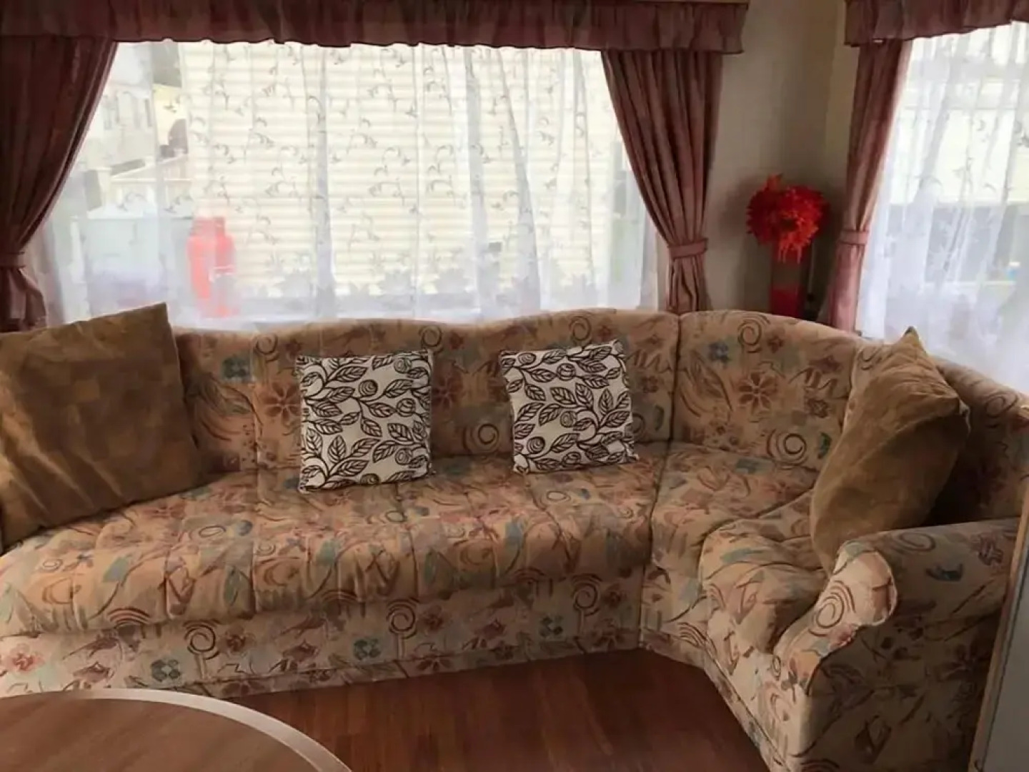 T & J's Caravan - 207 Happy Day's