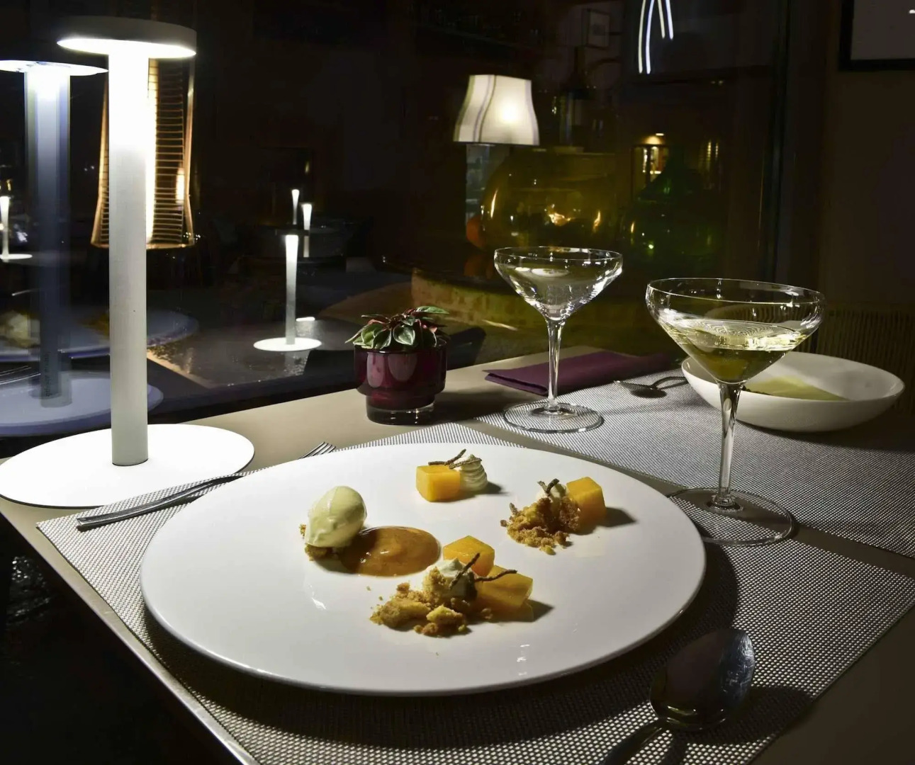 Uve Rooms & Wine Bar