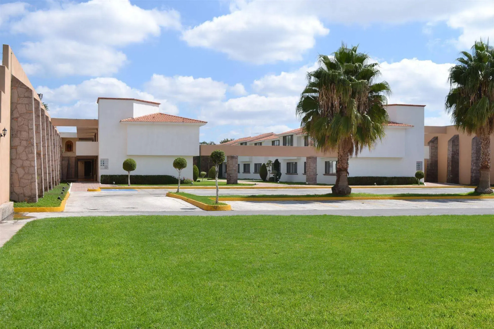 La Posada Hotel & Suites