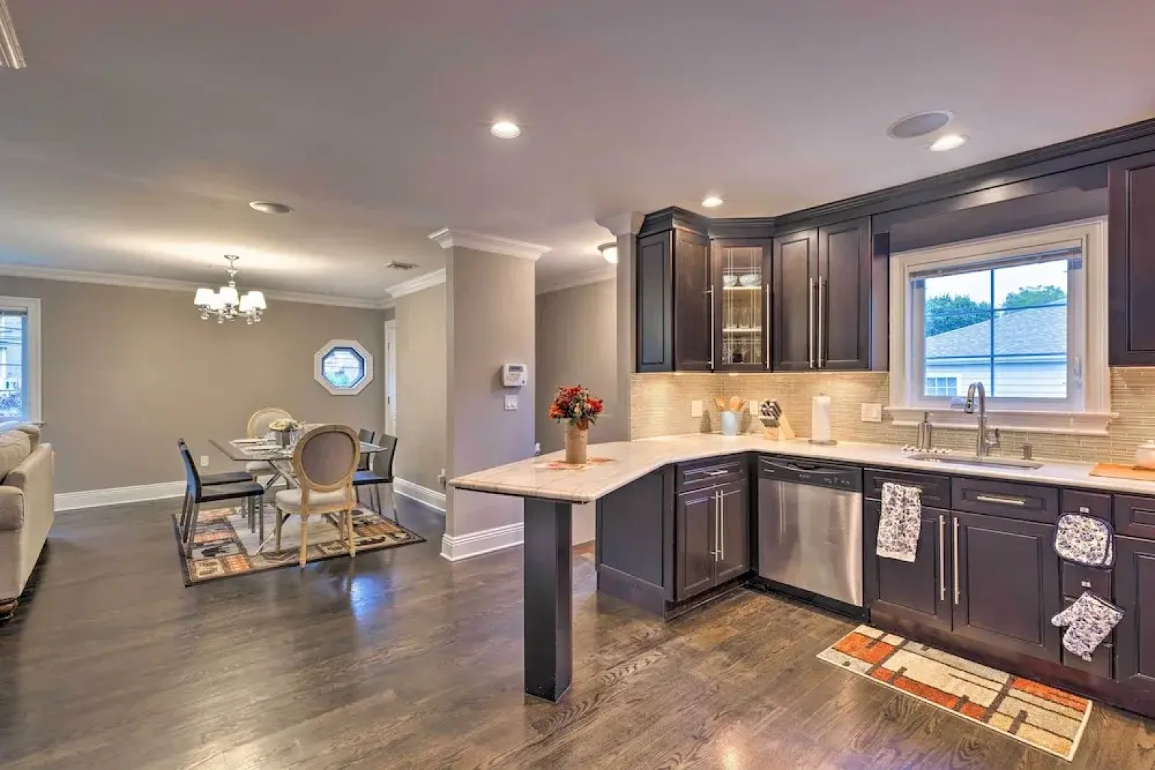 25 Mi to Nyc: Walkable Long Island Apt w/ Balcony