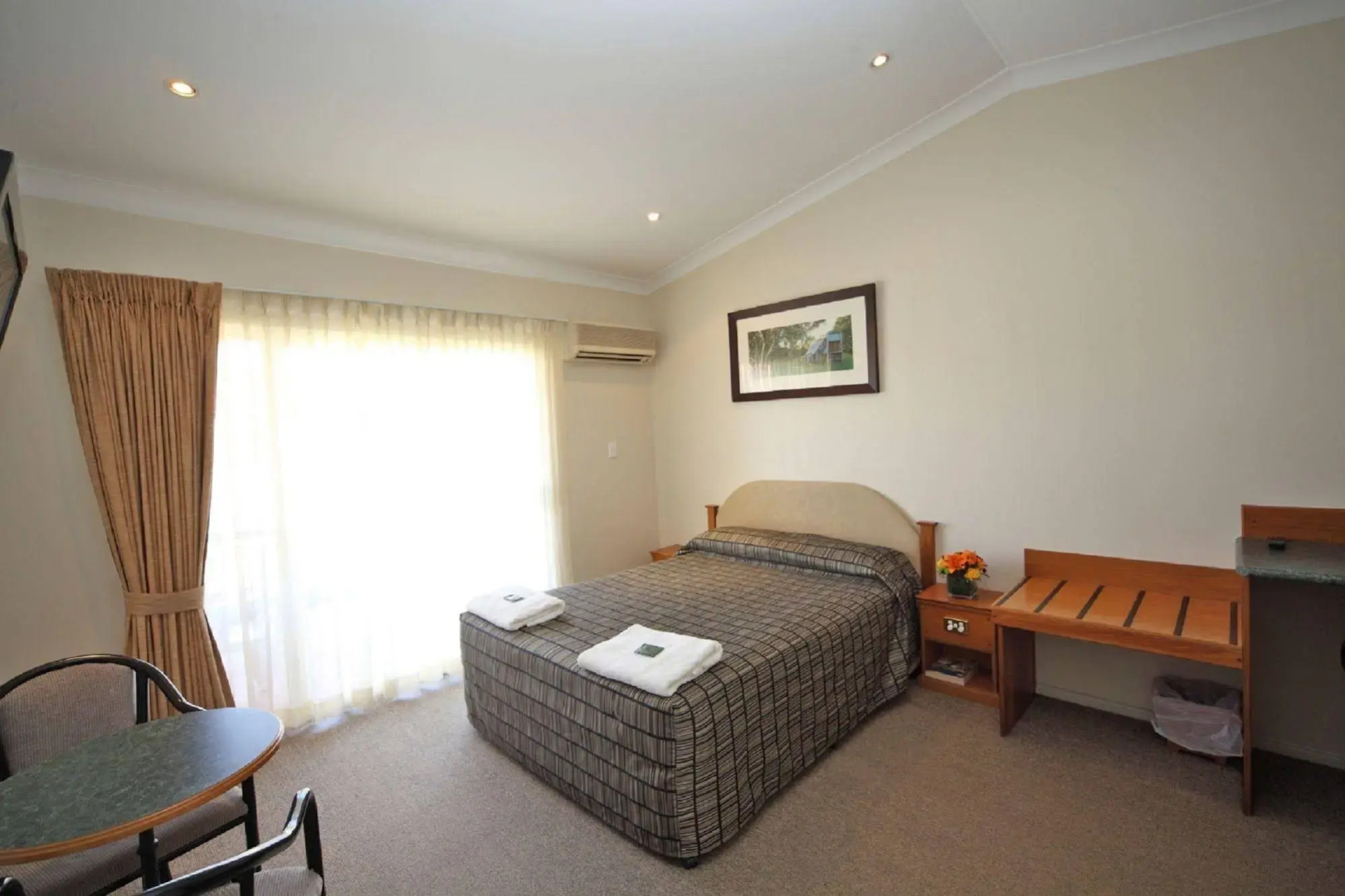 Emerald Explorers Inn