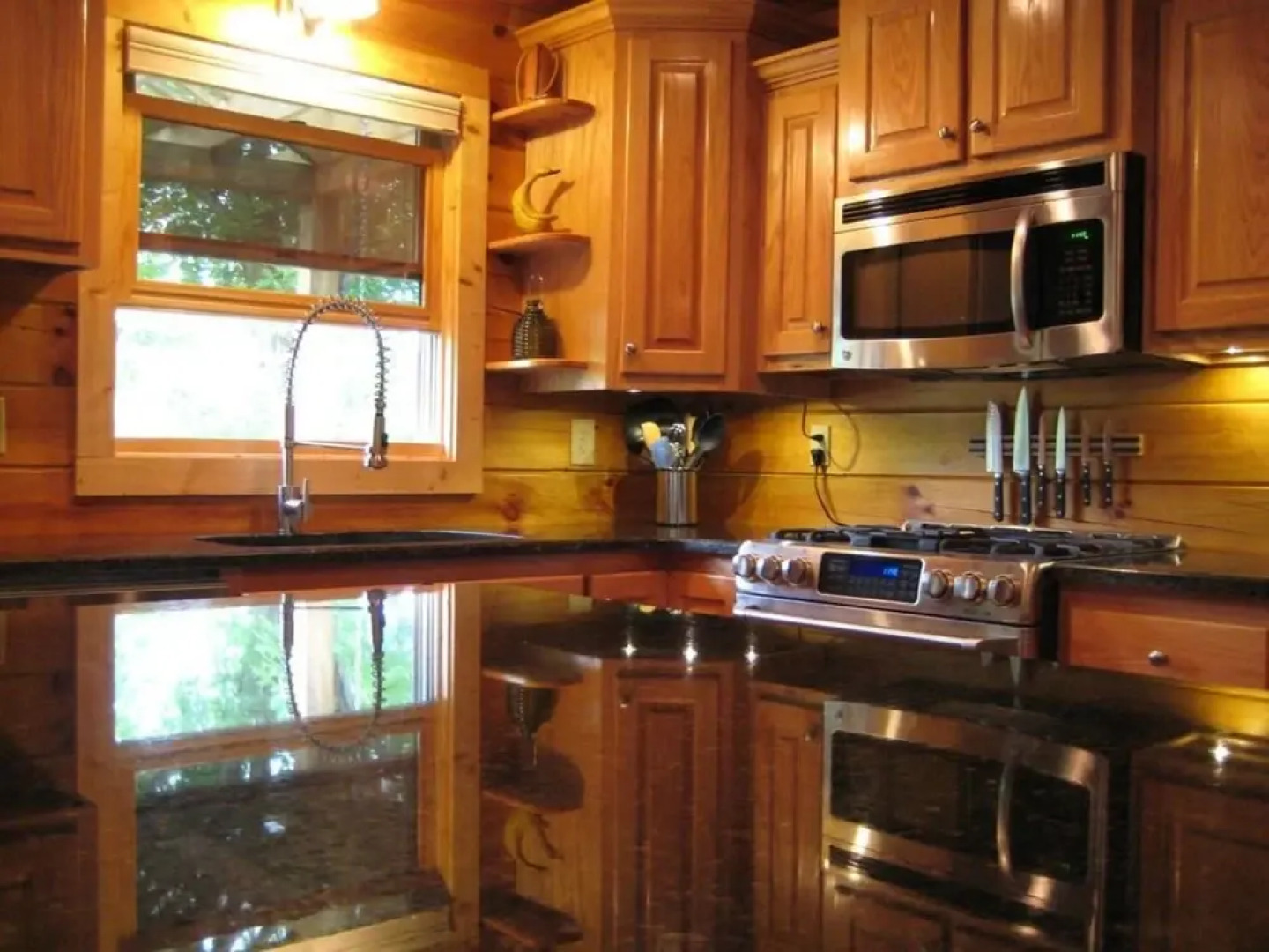 Whipkins Cove Beautiful 3 Bd Lakefront Getaway