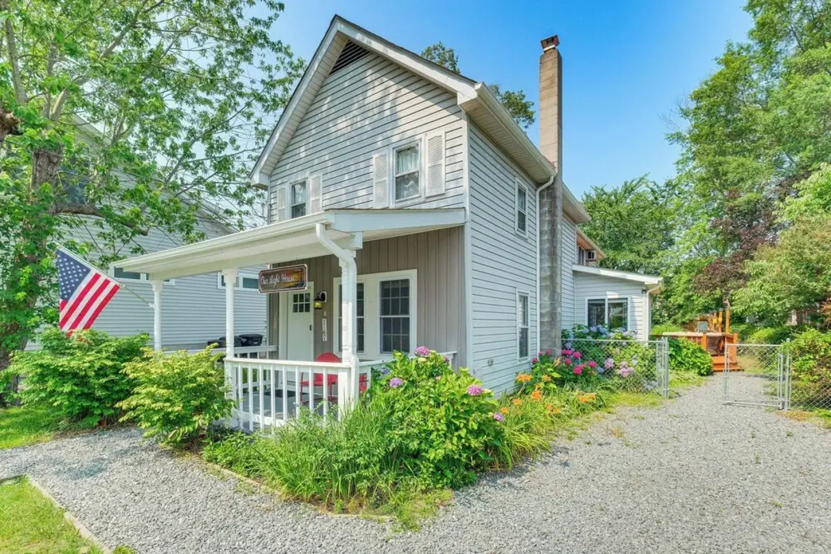 Adorable Cottage: Fire Pit, Walk to Colonial Beach