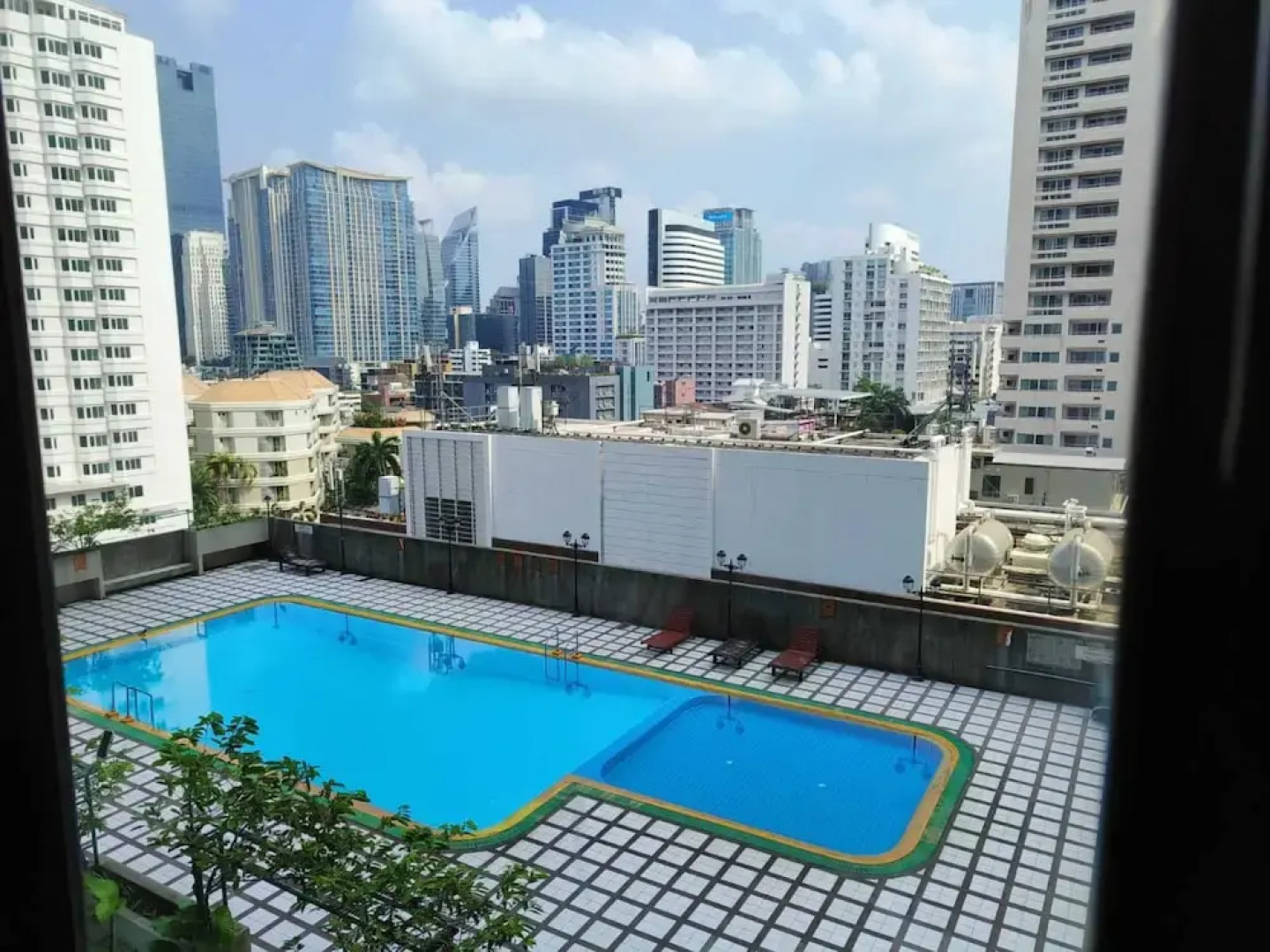 Апартаменты Omni Tower Direct Rooms Sukhumvit Soi 4